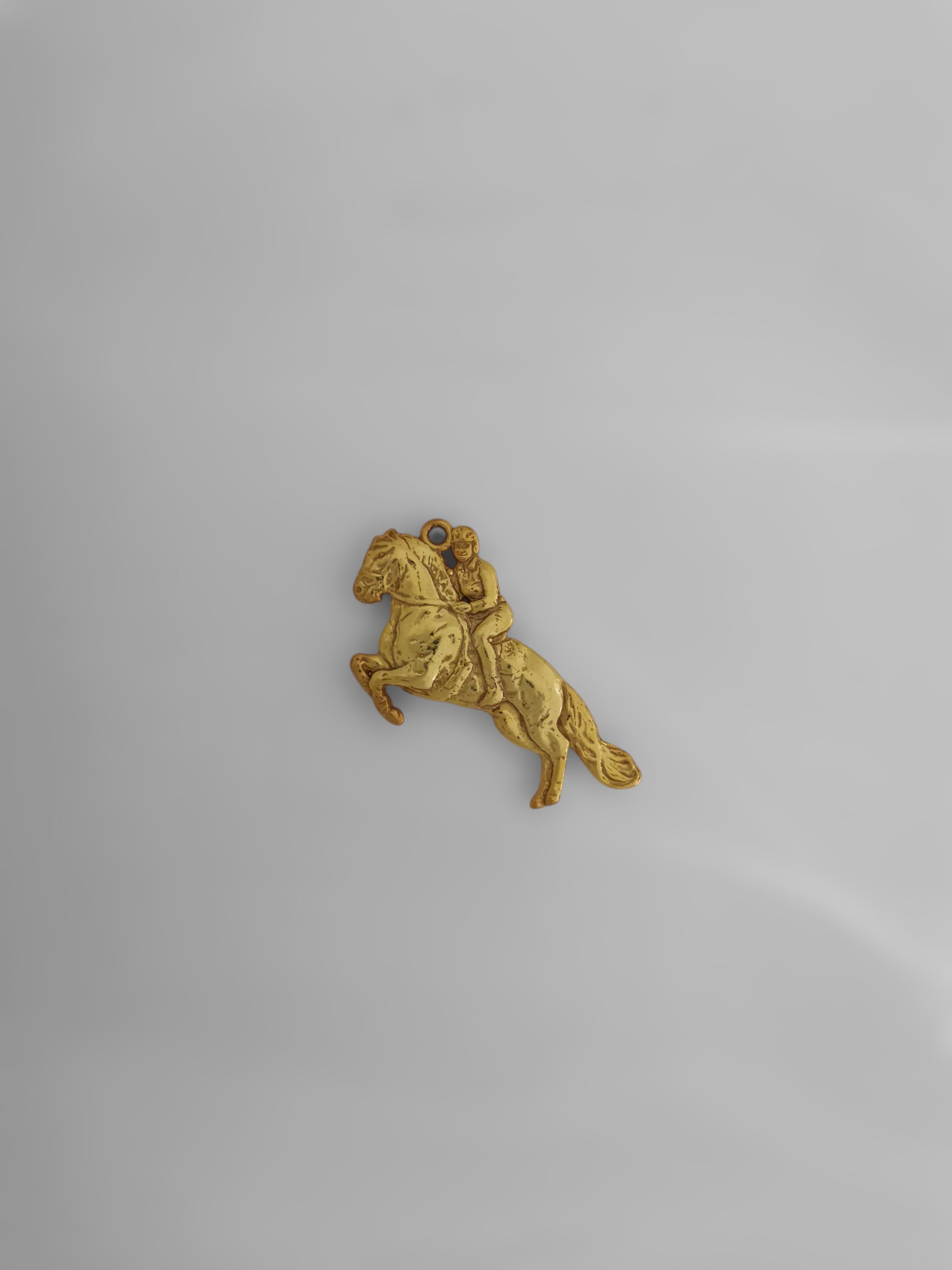 Конен спорт – Мъжки медальон „Ездач при прескачане на препятствие“ – Оксидирано сребро 925 – Ръчно изработено спортно бижу/талисман за конен спорт – Идеален подарък за мъж – SSJ