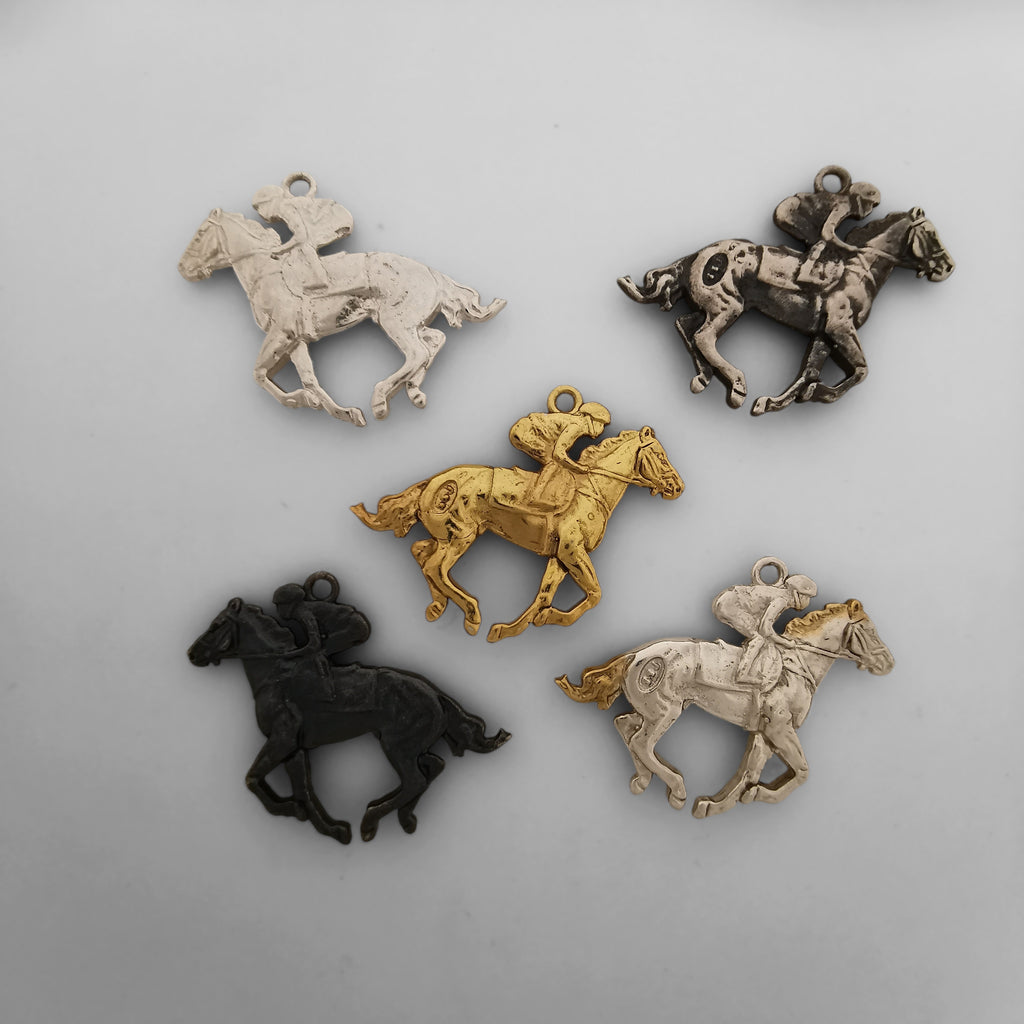 Жокей – Мъжки спортен медальон със състезателен кон – Оксидирано сребро 925 – Ръчно изработено бижу/талисман конен спорт – Идеален подарък – SSJ