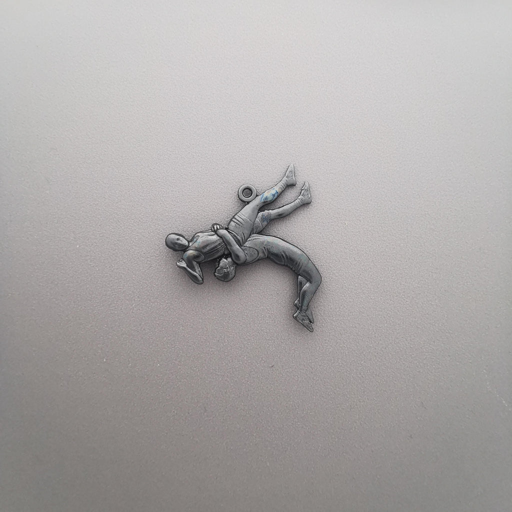 Борец – Мъжки спортен медальон за борба от сребро 925 с оксидирано покритие – Ръчно изработено бижу талисман за спортисти и фенове на бойните изкуства – SSJ