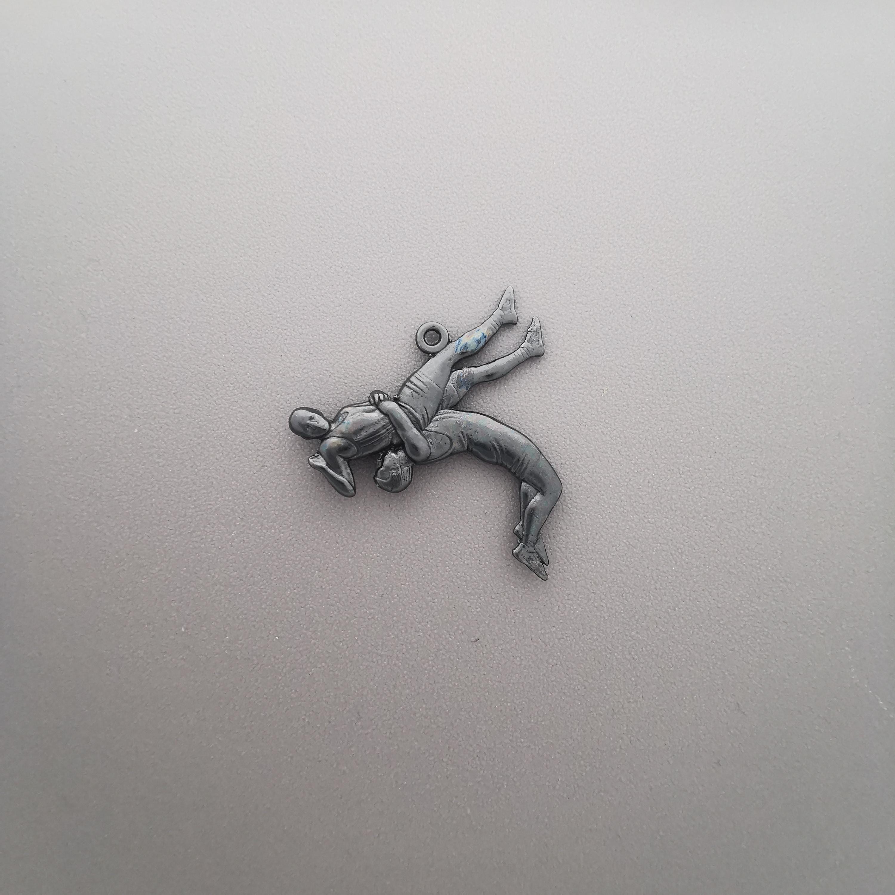 Борец – Мъжки спортен медальон за борба от сребро 925 с оксидирано покритие – Ръчно изработено бижу талисман за спортисти и фенове на бойните изкуства – SSJ