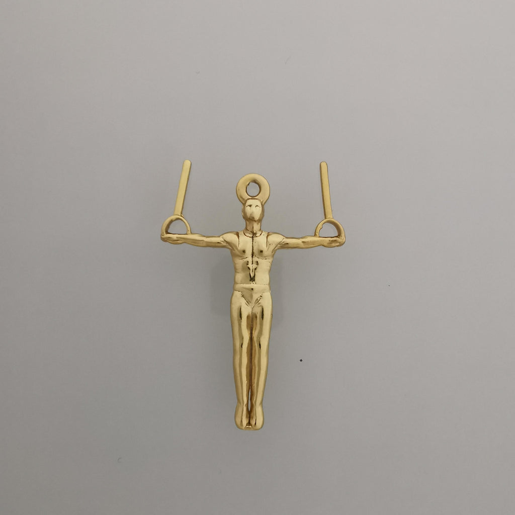 Мъжки спортен медальон от сребро 925 – Позлатено бижу талисман за гимнастици и спортисти – Ръчно изработен медальон „Гимнастик на халки“ – Идеален подарък за спортист, треньор или фен – SSJ