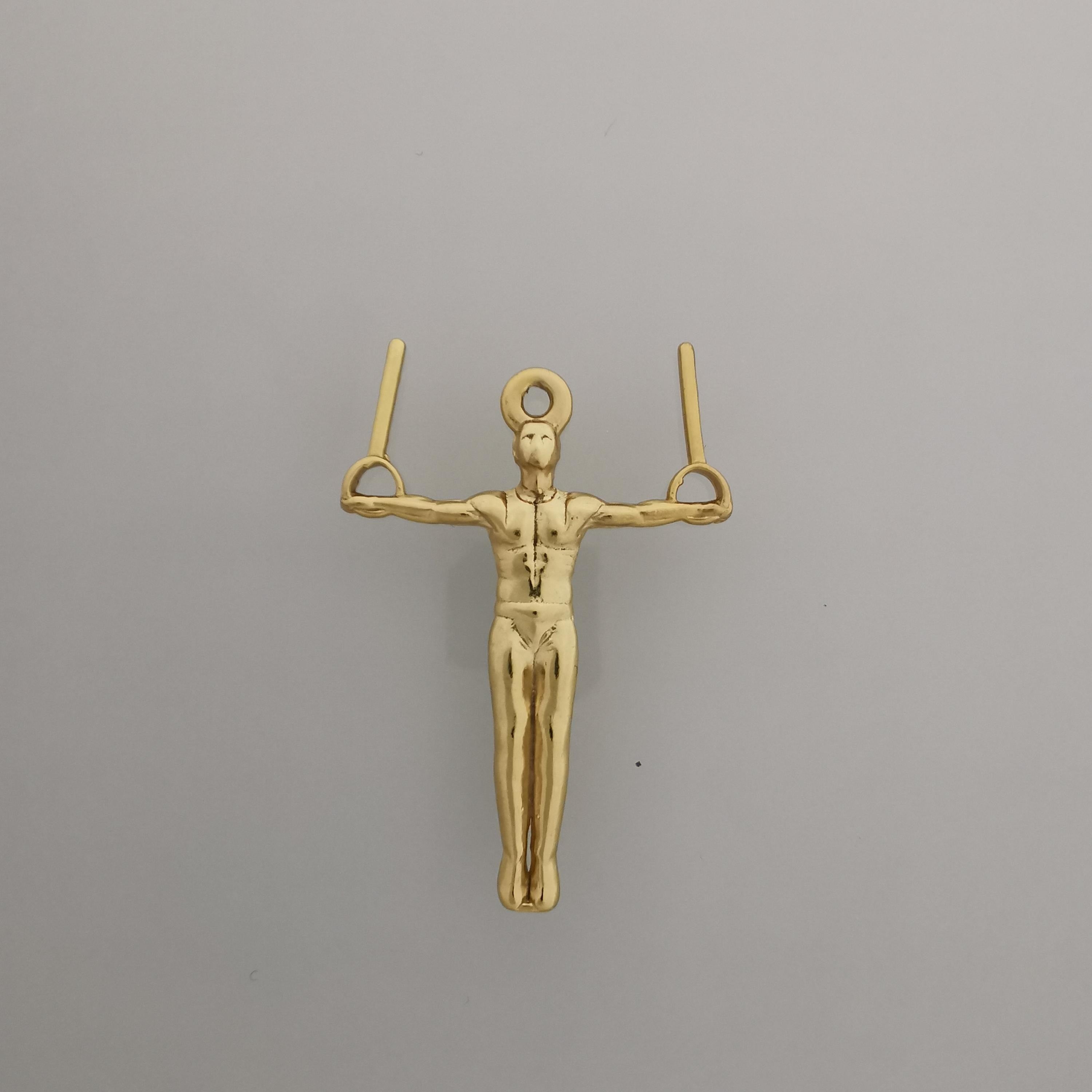 Мъжки спортен медальон от сребро 925 – Позлатено бижу талисман за гимнастици и спортисти – Ръчно изработен медальон „Гимнастик на халки“ – Идеален подарък за спортист, треньор или фен – SSJ