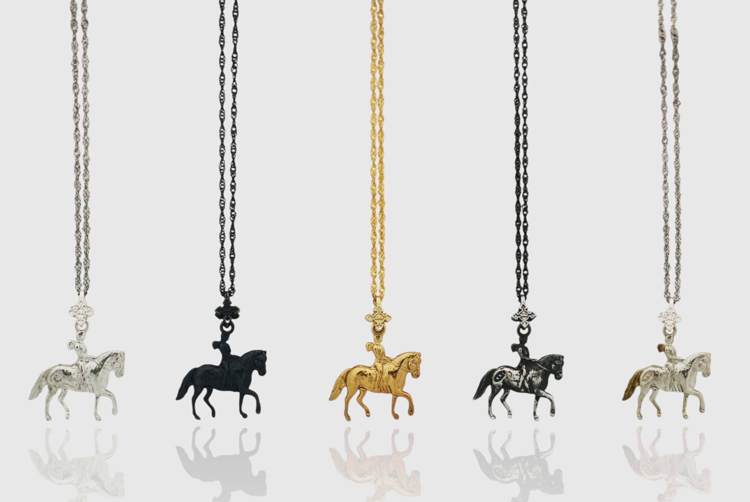 Конен спорт – Дамски медальон с фигура на ездачка – Оксидирано сребро 925 – Ръчно изработено спортно бижу/талисман конна езда – Идеален подарък за жена – SSJ