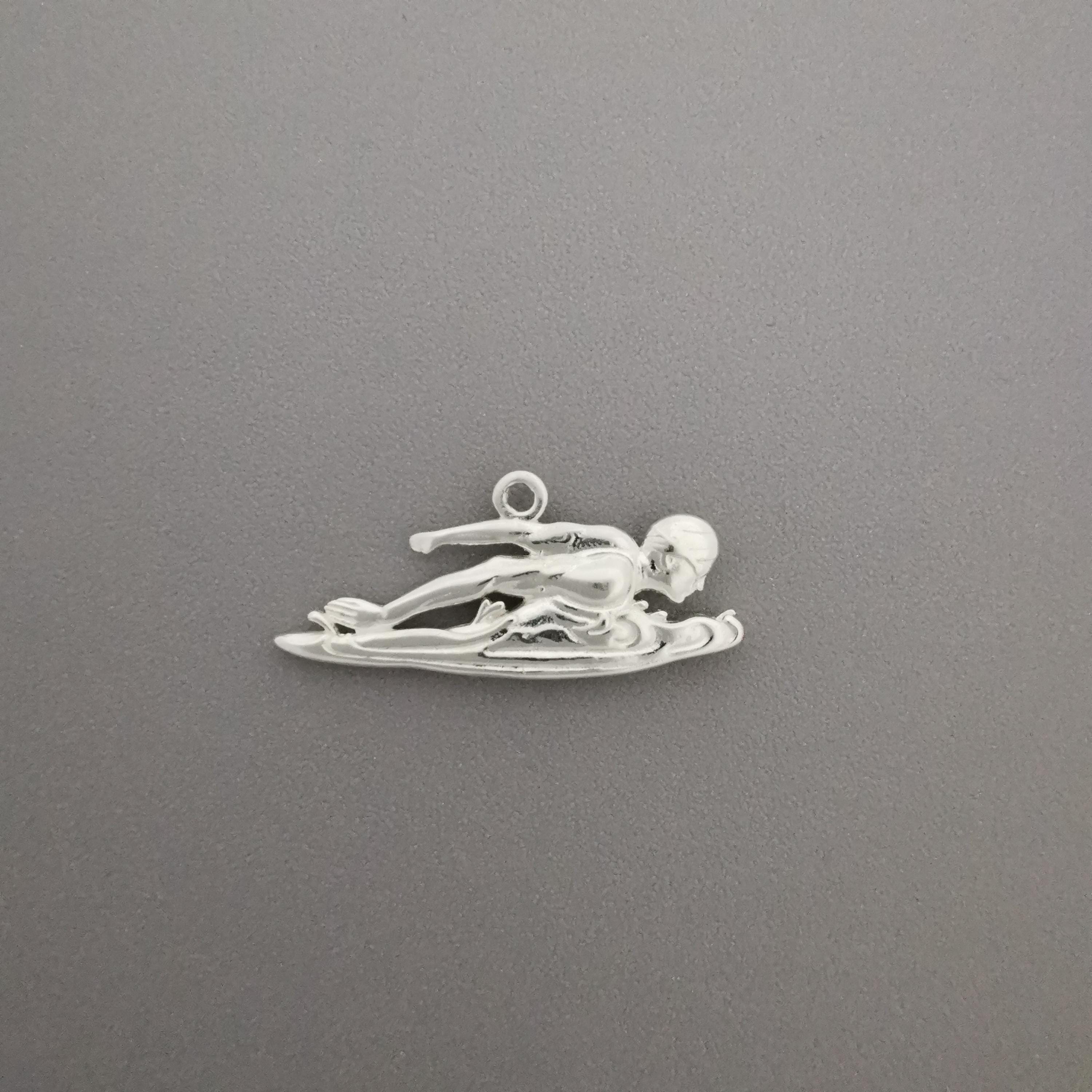 Плувец (бътерфлай) – Мъжки спортен медальон от сребро 925 с класическо покритие – Ръчно изработено спортно бижу – Идеален подарък за мъж, фен на плуването – SSJ