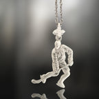 Хокеист (водене на шайба) – Мъжки спортен медальон от сребро 925 с класическо покритие – Ръчно изработено спортно бижу – Идеален подарък за мъж, фен на хокея – SSJ