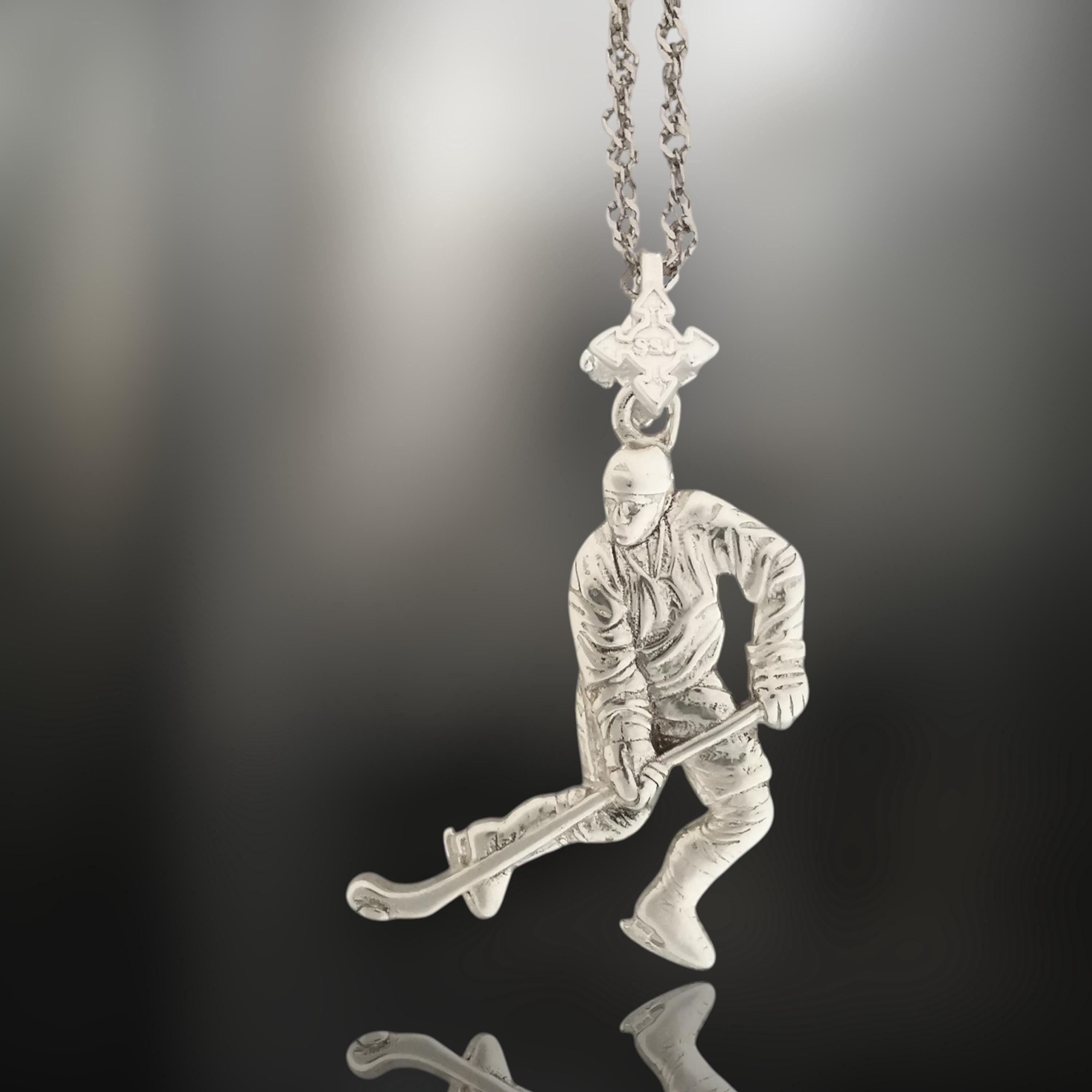 Хокеист (водене на шайба) – Мъжки спортен медальон от сребро 925 с класическо покритие – Ръчно изработено спортно бижу – Идеален подарък за мъж, фен на хокея – SSJ