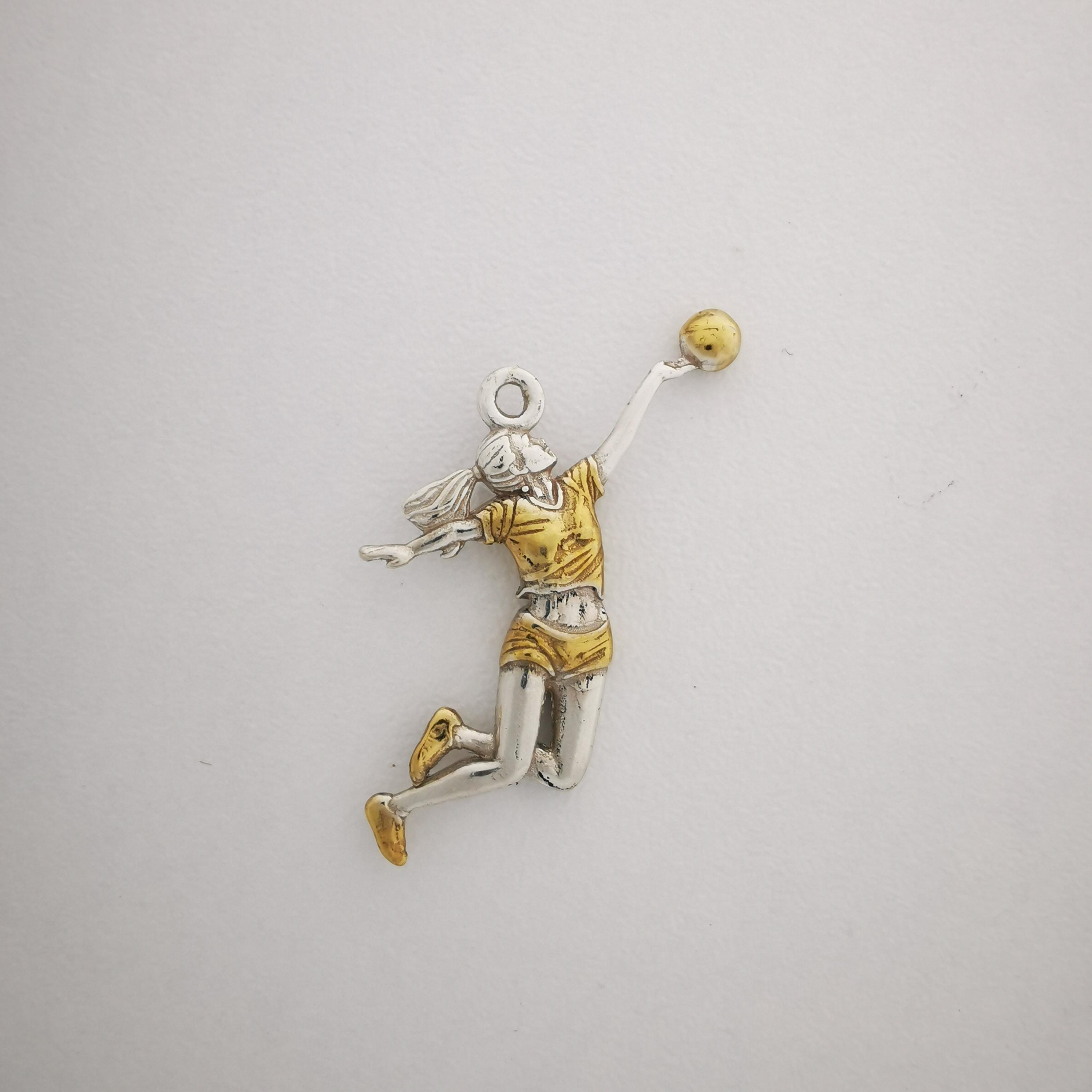 Волейболистка – Женски спортен медальон с частично позлатено покритие – Сребро 925 – Ръчно изработено бижу/талисман – SSJ