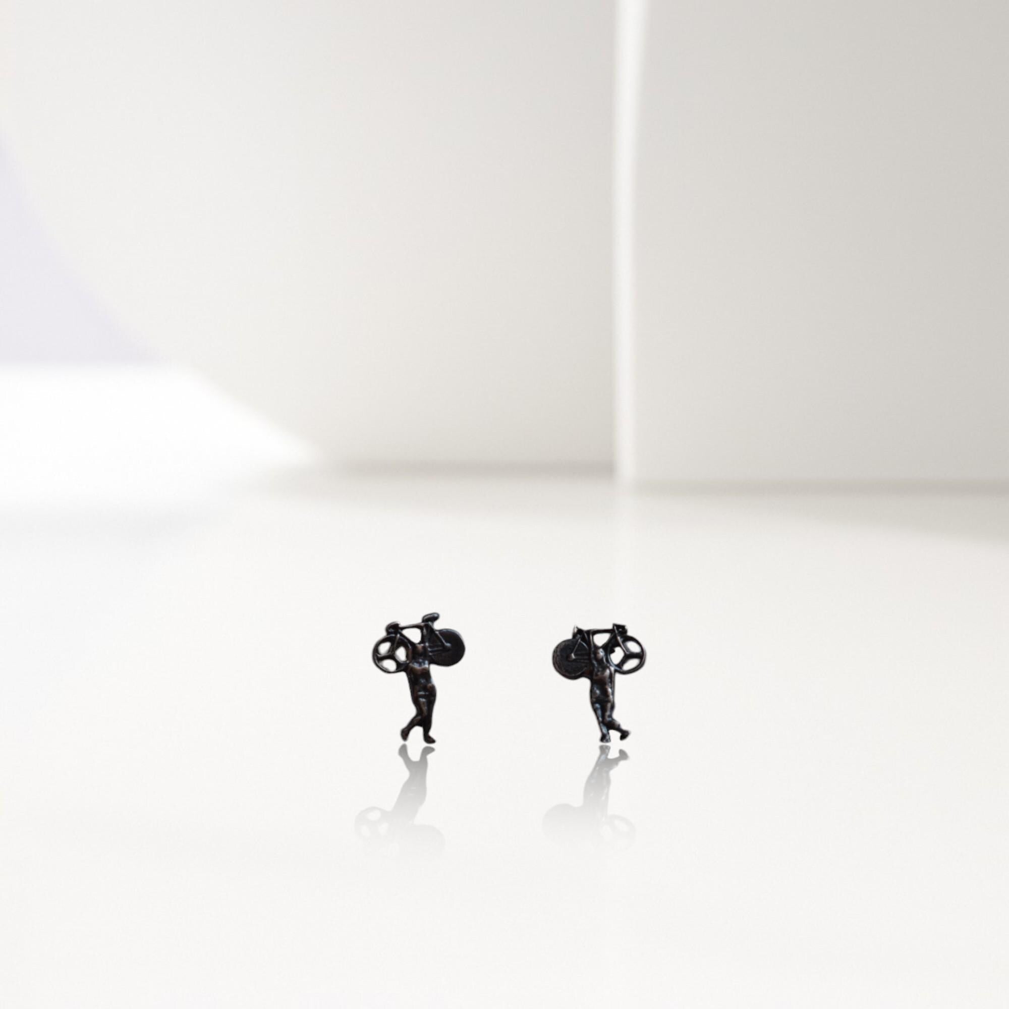 Дамски обеци „Колоездачка“ – Оксидирано сребро 925 – Ръчно изработени спортни бижута – Талисман за велосипедистки – SSJ