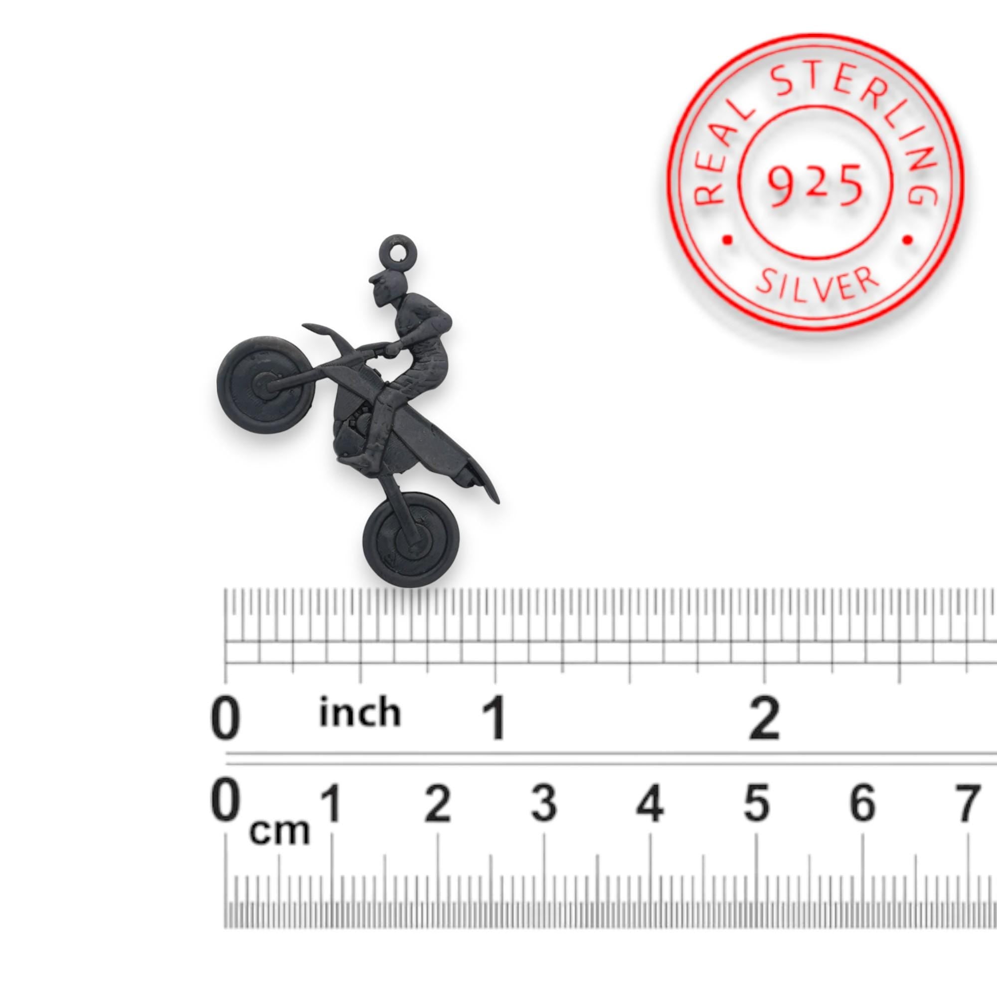 Мотокрос – Мъжки спортен медальон от сребро 925 с оксидирано покритие – Ръчно изработено спортно бижу – Идеален подарък за мъж, фен на мотокроса – SSJ