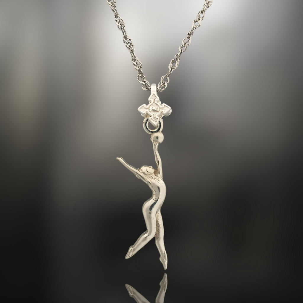 Художествена гимнастика (съчетание с топка) – Дамски спортен медальон от сребро 925 в класическо сребро – Ръчно изработено спортно бижу – Идеален подарък за жена, фенка на художествената гимнастика – SSJ