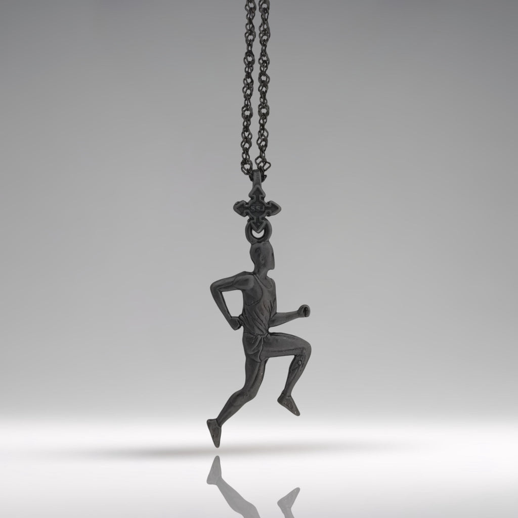 Атлет – Мъжки спортен медальон за бегачи, спринтьори и маратонци от сребро 925 с оксидирано покритие – Ръчно изработено бижу талисман за лекоатлети – SSJ