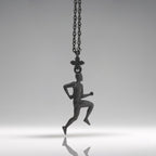 Атлет – Мъжки спортен медальон за бегачи, спринтьори и маратонци от сребро 925 с оксидирано покритие – Ръчно изработено бижу талисман за лекоатлети – SSJ