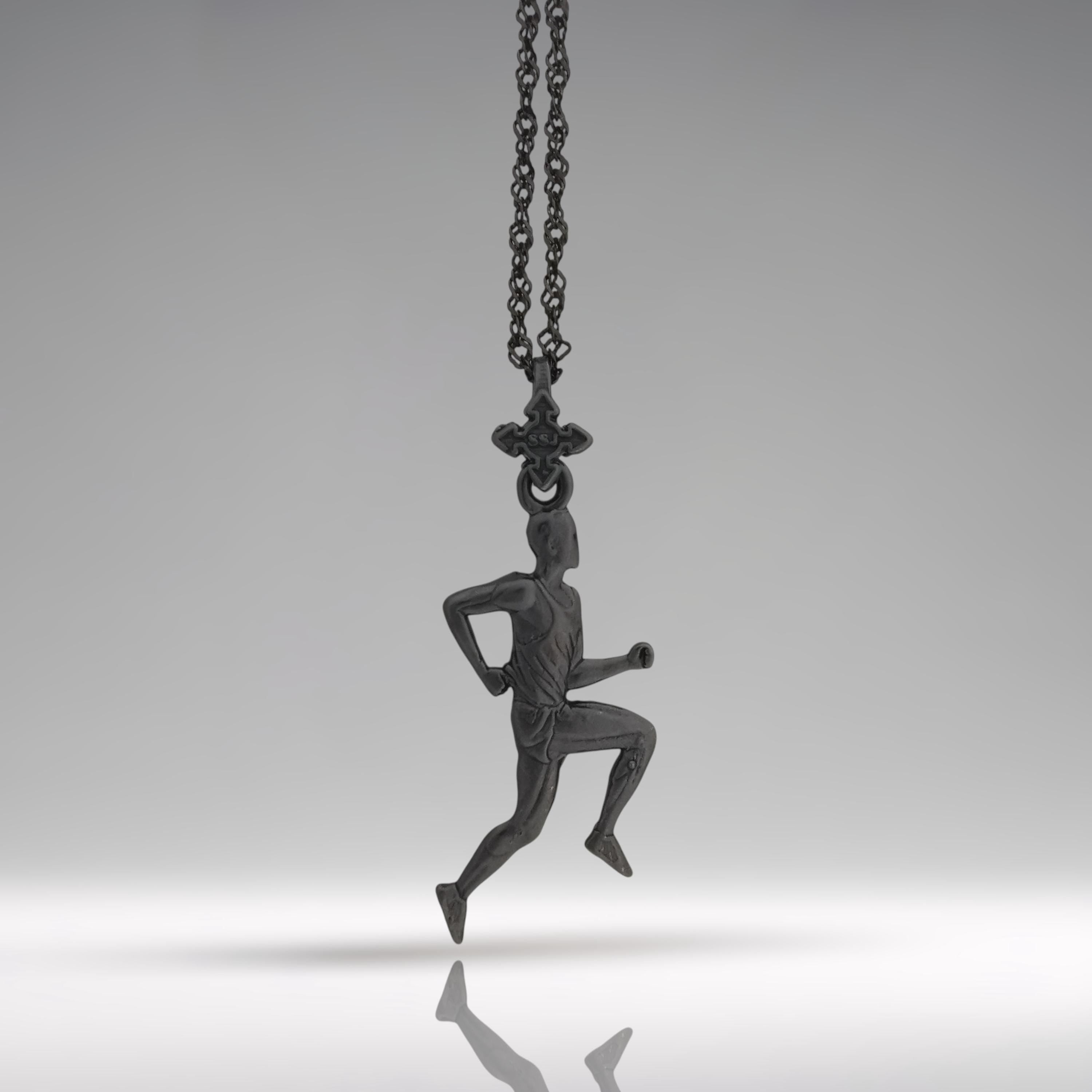 Атлет – Мъжки спортен медальон за бегачи, спринтьори и маратонци от сребро 925 с оксидирано покритие – Ръчно изработено бижу талисман за лекоатлети – SSJ