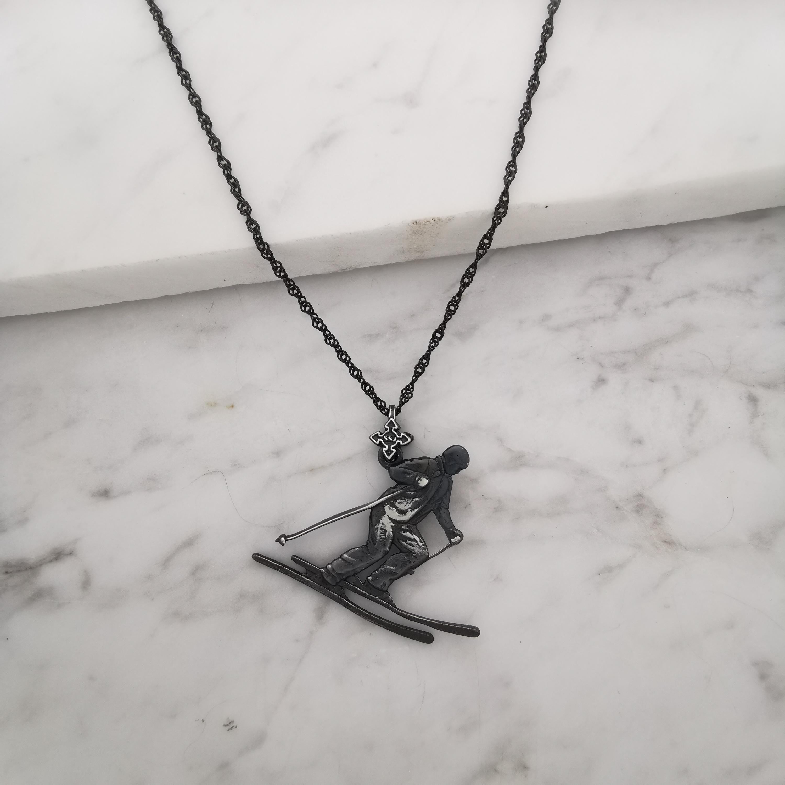 Скиор – Унисекс спортен медальон от сребро 925 с винтидж покритие – Ръчно изработено спортно бижу – Идеален подарък за фен на зимните спортове – SSJ