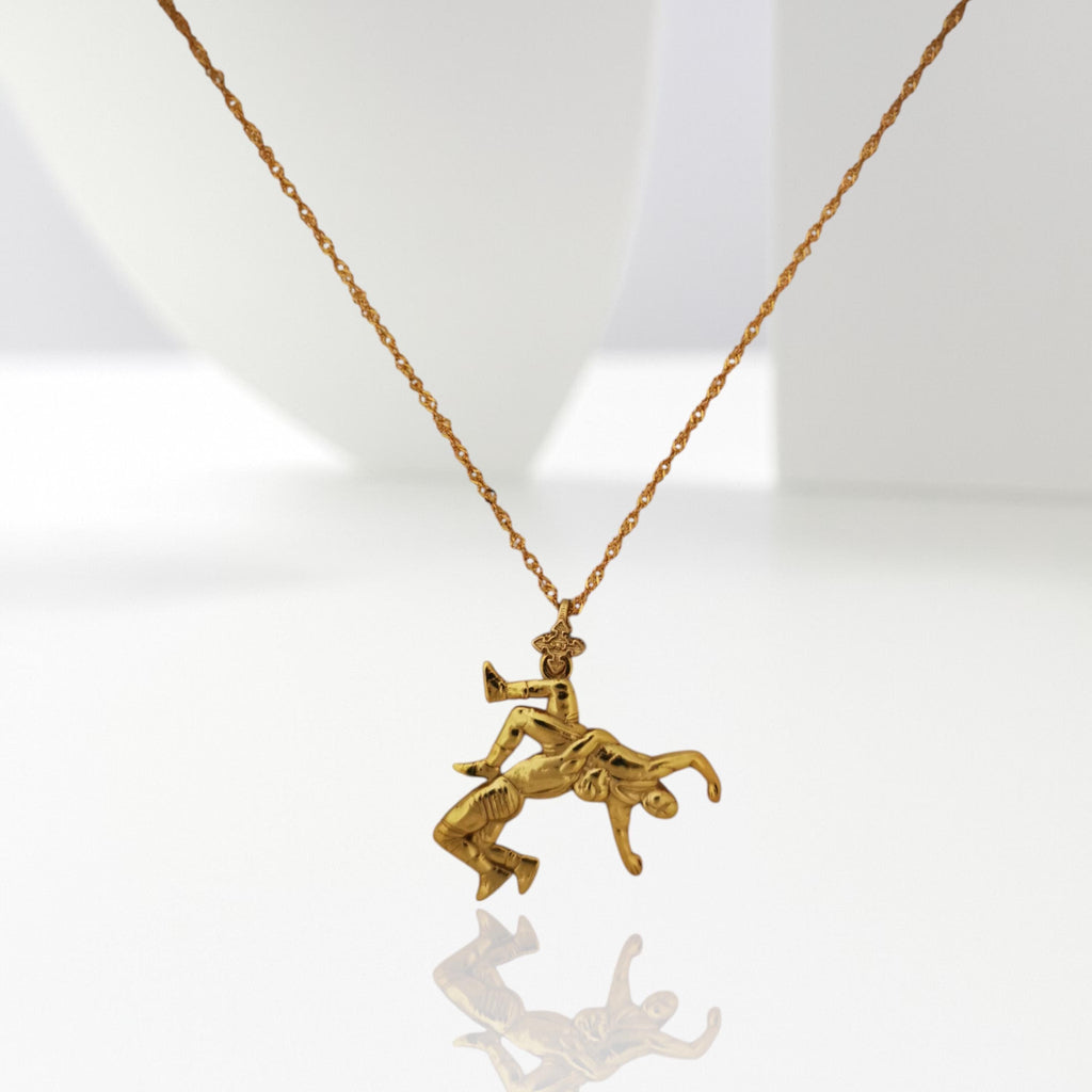 Борба – Мъжки спортен медальон от сребро 925 с позлатено покритие – Ръчно изработено бижу талисман за борци, треньори и фенове на бойните изкуства – SSJ