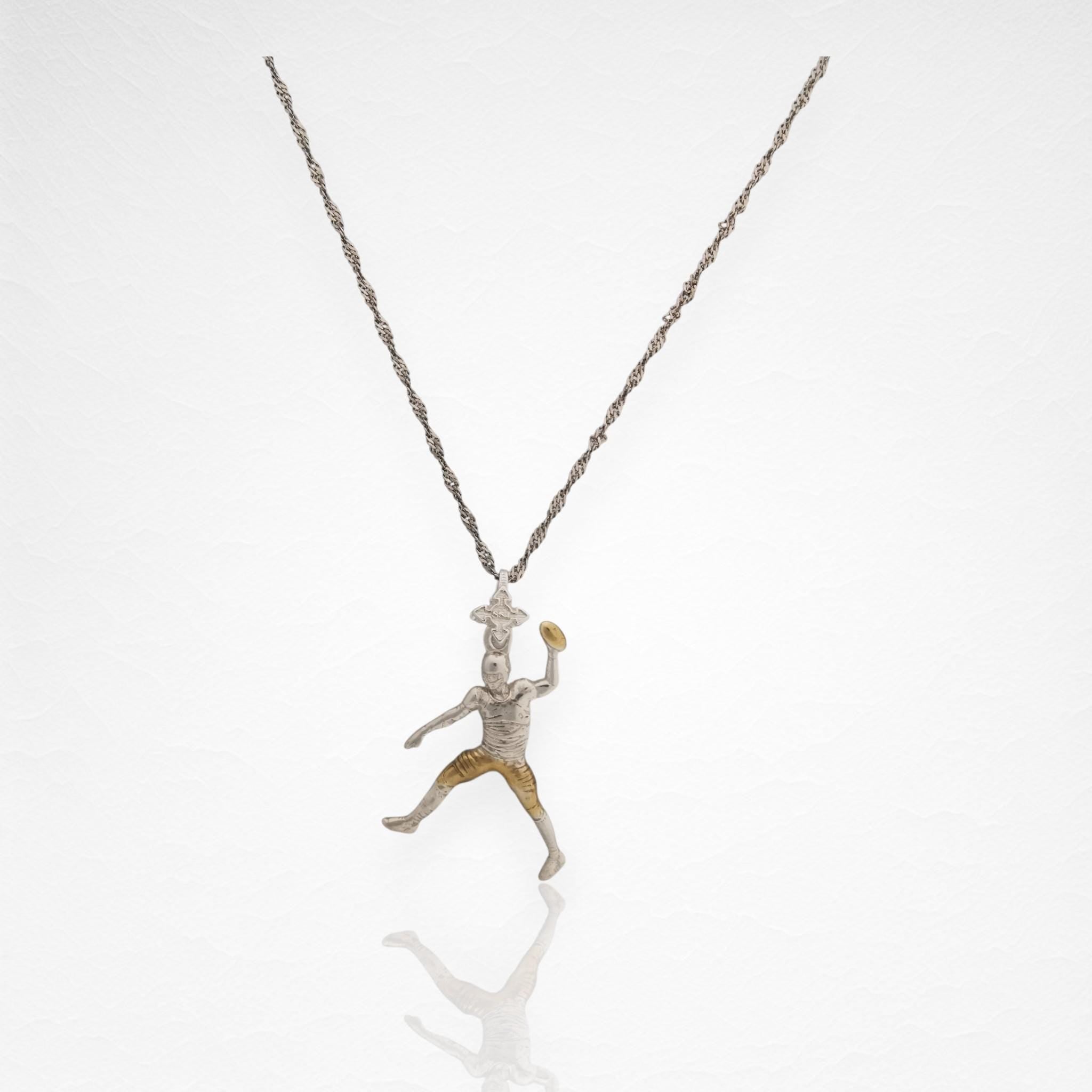 Американски футбол – Мъжки спортен медальон от сребро 925 с частично позлатено покритие – Ръчно изработено бижу талисман за спортисти и фенове – Идеален подарък за играч, треньор или почитател – SSJ