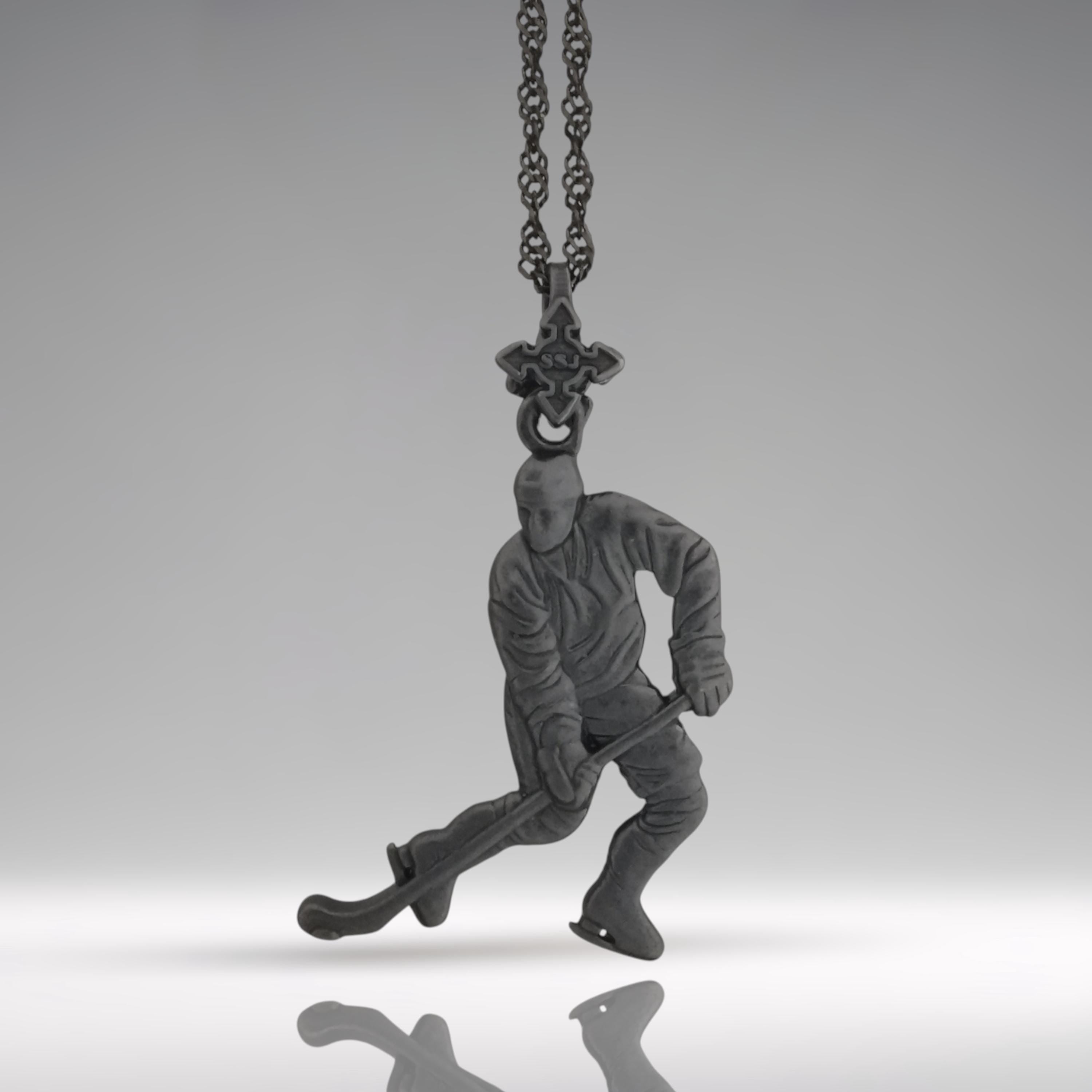 Хокеист (водене на шайба) – Мъжки спортен медальон от сребро 925 с оксидирано покритие – Ръчно изработено спортно бижу – Идеален подарък за мъж, фен на хокея – SSJ