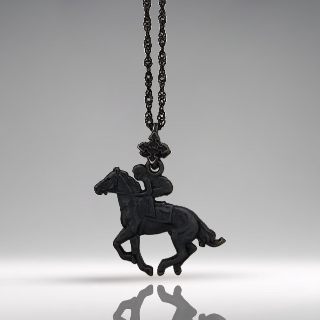 Жокей – Мъжки спортен медальон със състезателен кон – Оксидирано сребро 925 – Ръчно изработено бижу/талисман конен спорт – Идеален подарък – SSJ