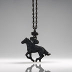 Жокей – Мъжки спортен медальон със състезателен кон – Оксидирано сребро 925 – Ръчно изработено бижу/талисман конен спорт – Идеален подарък – SSJ