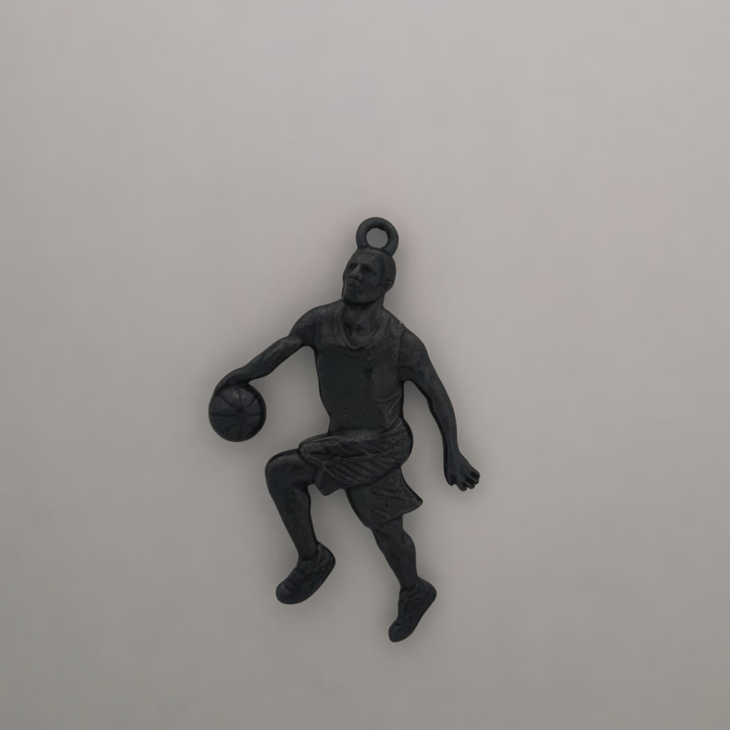 Баскетбол – Мъжки спортен медальон от сребро 925 с оксидирано покритие – Ръчно изработено бижу талисман за баскетболисти и фенове – Идеален подарък за спортист, треньор или почитател – SSJ