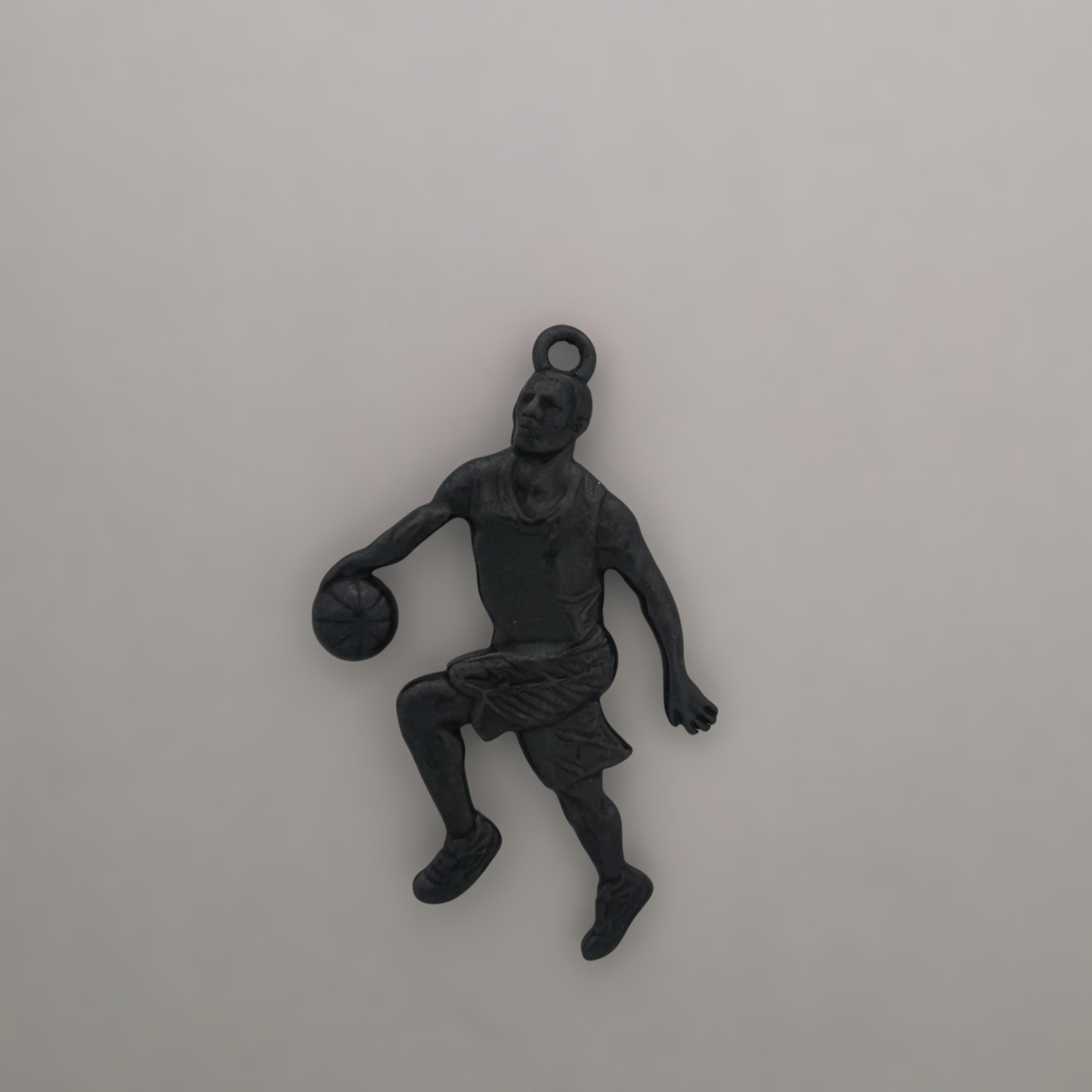 Баскетбол – Мъжки спортен медальон от сребро 925 с оксидирано покритие – Ръчно изработено бижу талисман за баскетболисти и фенове – Идеален подарък за спортист, треньор или почитател – SSJ