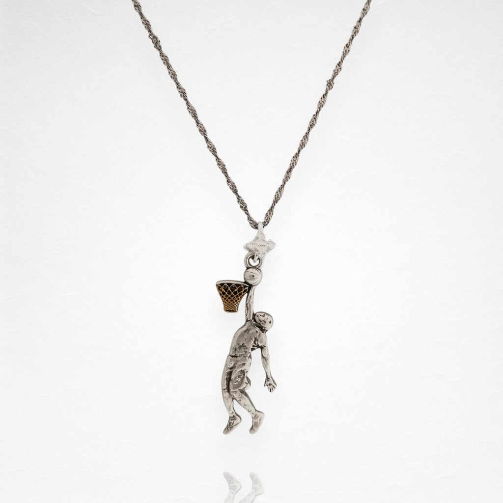 Баскетбол – Мъжки спортен медальон от сребро 925 с частично позлатено покритие – Ръчно изработено бижу талисман за баскетболисти и фенове – Идеален подарък за спортист или треньор – SSJ