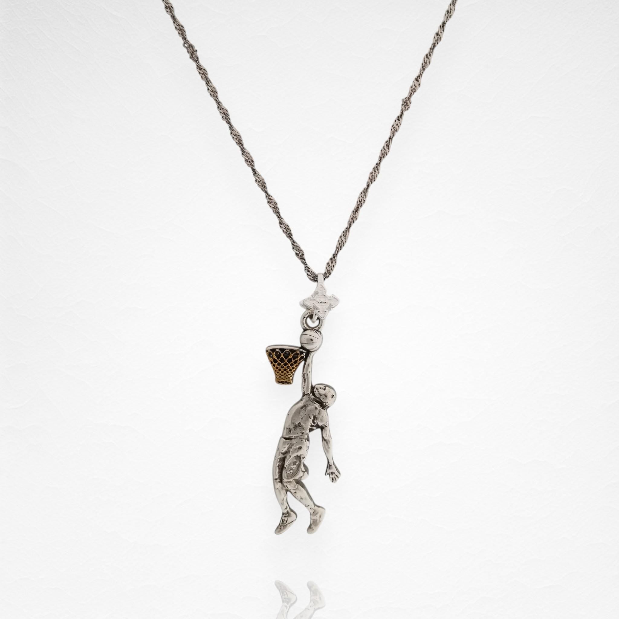 Баскетбол – Мъжки спортен медальон от сребро 925 с частично позлатено покритие – Ръчно изработено бижу талисман за баскетболисти и фенове – Идеален подарък за спортист или треньор – SSJ