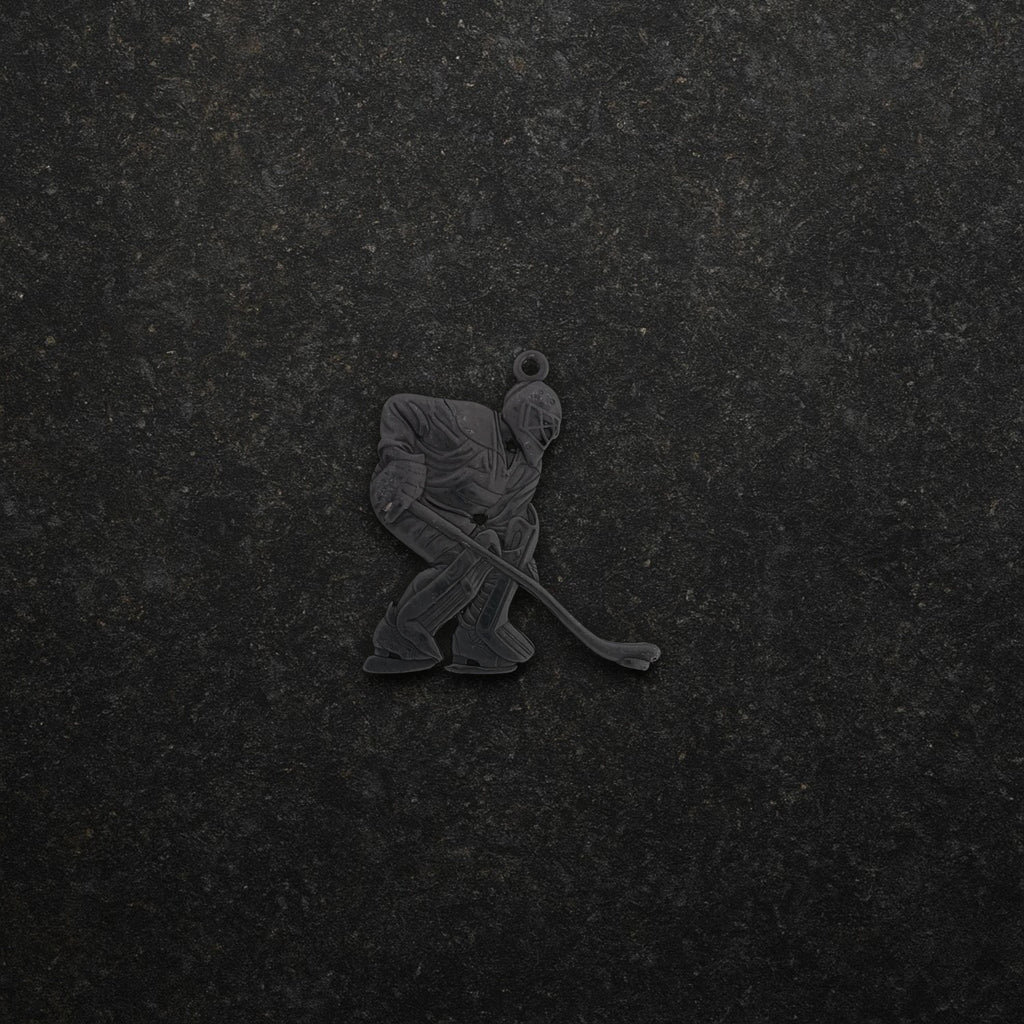 Хокеист (вратар) – Мъжки спортен медальон от сребро 925 с оксидирано покритие – Ръчно изработено спортно бижу – Идеален подарък за мъж, фен на хокея – SSJ