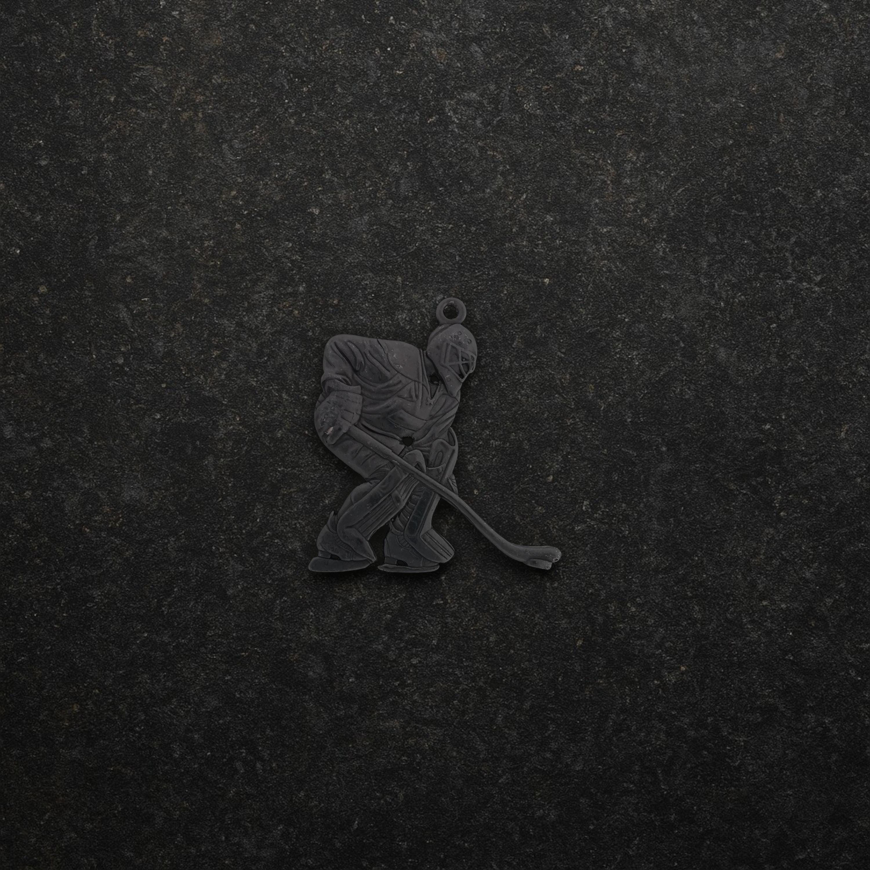 Хокеист (вратар) – Мъжки спортен медальон от сребро 925 с оксидирано покритие – Ръчно изработено спортно бижу – Идеален подарък за мъж, фен на хокея – SSJ