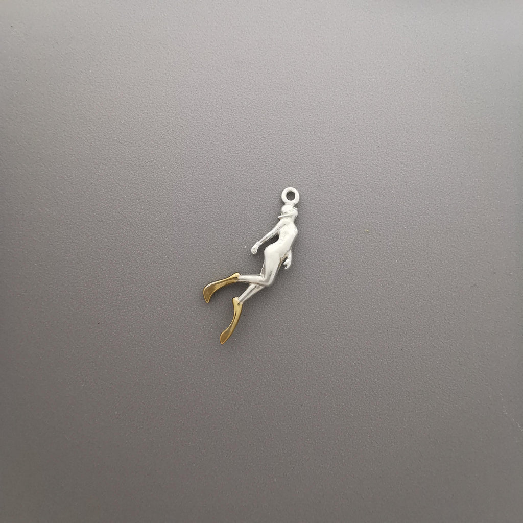 Водолаз – Дамски медальон Гмуркач от сребро 925 с частично позлатено покритие – Ръчно изработено бижу Дайвинг за любителки на морето и подводните приключения – SSJ