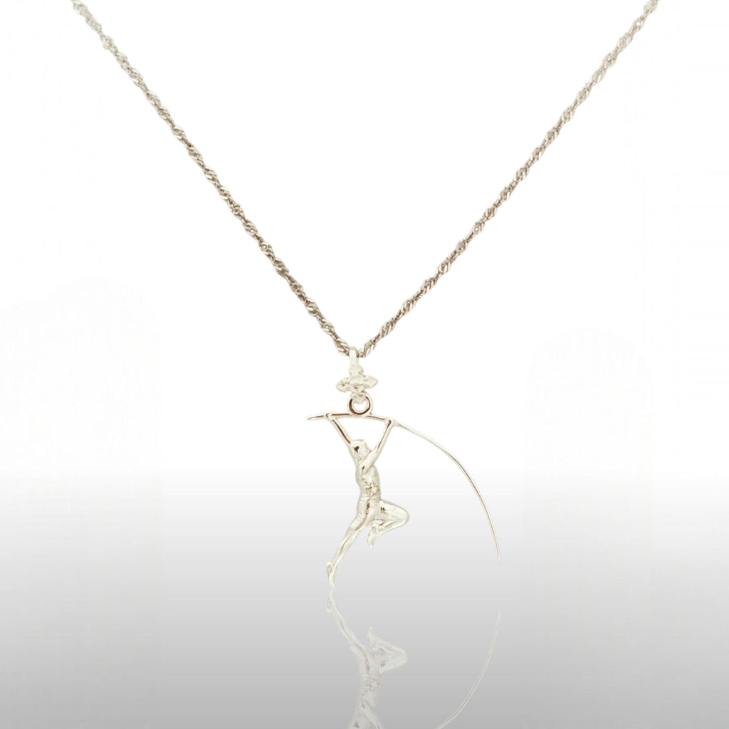 Овчарски скок – Мъжки спортен медальон от сребро 925 в класическо сребро – Ръчно изработено спортно бижу – Идеален подарък за мъж, фен на леката атлетика – SSJ