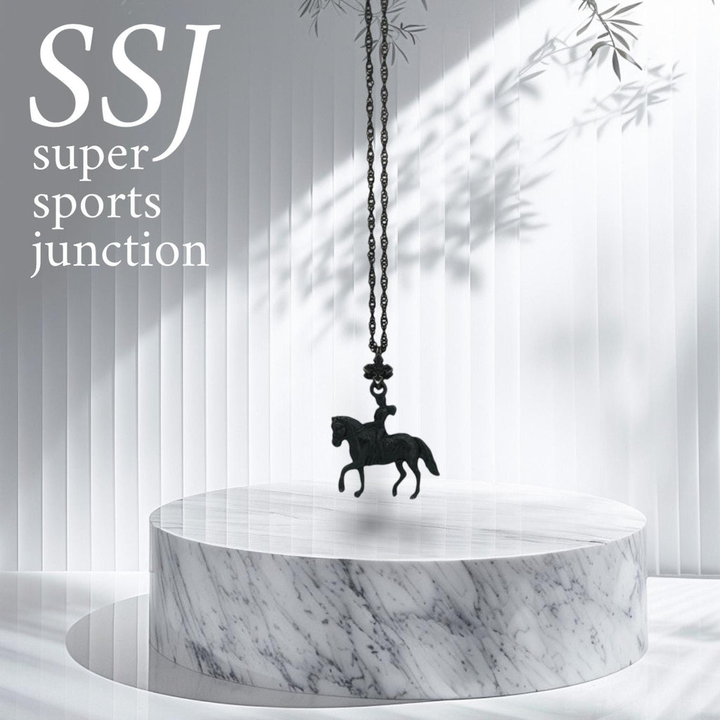 Конен спорт – Дамски медальон с фигура на ездачка – Оксидирано сребро 925 – Ръчно изработено спортно бижу/талисман конна езда – Идеален подарък за жена – SSJ