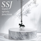 Конен спорт – Дамски медальон с фигура на ездачка – Оксидирано сребро 925 – Ръчно изработено спортно бижу/талисман конна езда – Идеален подарък за жена – SSJ