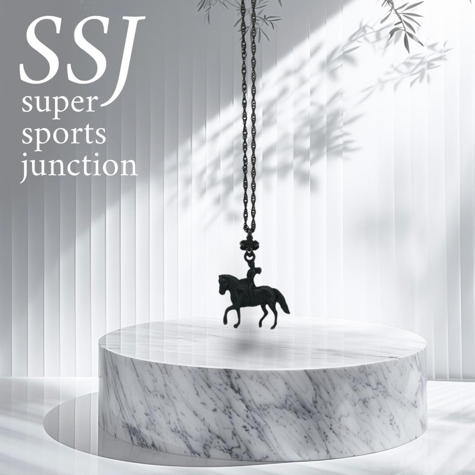 Конен спорт – Дамски медальон с фигура на ездачка – Оксидирано сребро 925 – Ръчно изработено спортно бижу/талисман конна езда – Идеален подарък за жена – SSJ