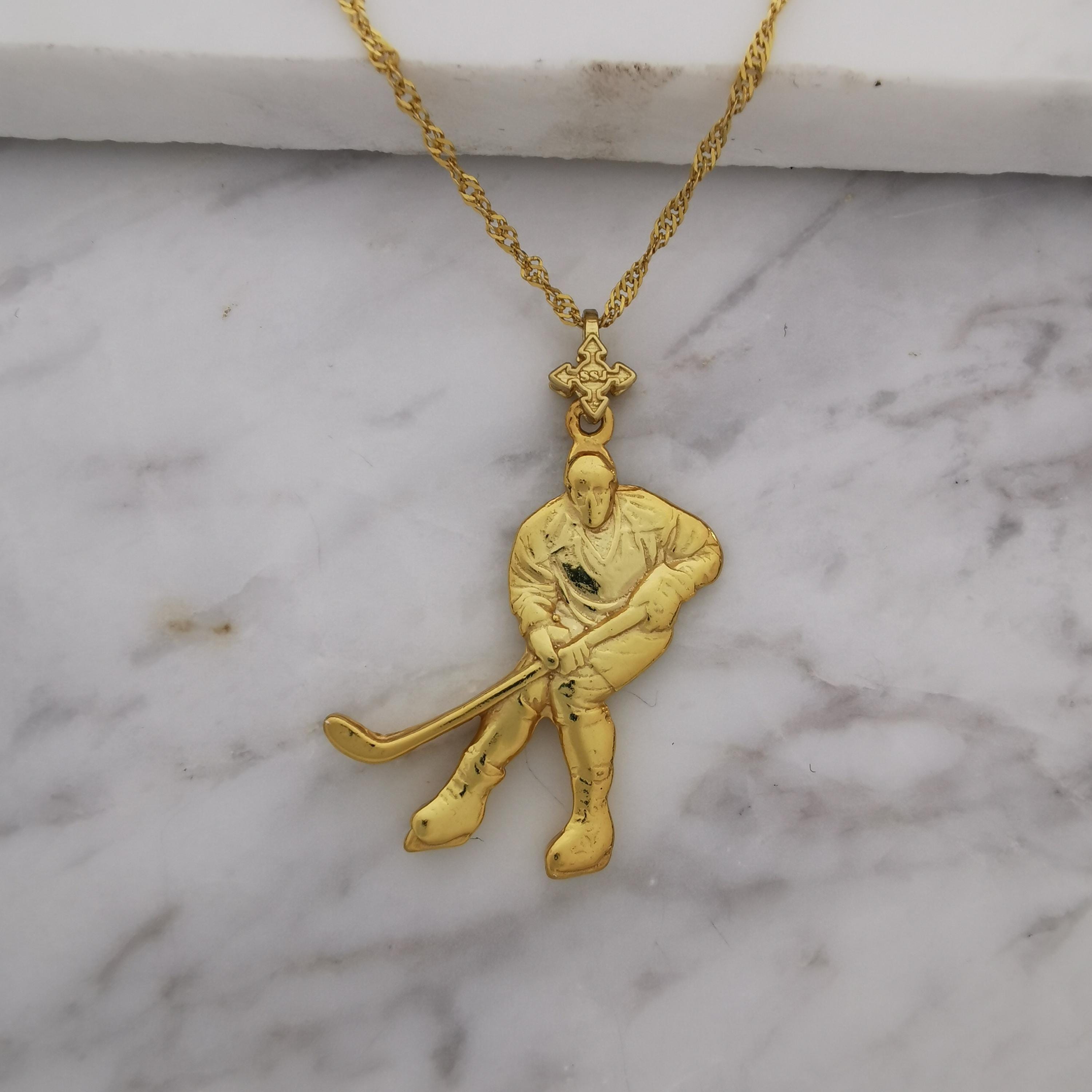 Хокеист (удар с шайба) – Мъжки спортен медальон от сребро 925 с позлатено покритие – Ръчно изработено спортно бижу – Идеален подарък за мъж, фен на хокея – SSJ