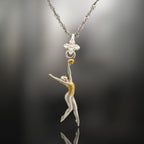 Художествена гимнастика (съчетание с топка) – Дамски спортен медальон от сребро 925 с частично позлатено покритие – Ръчно изработено спортно бижу – Идеален подарък за жена, фенка на художествената гимнастика – SSJ