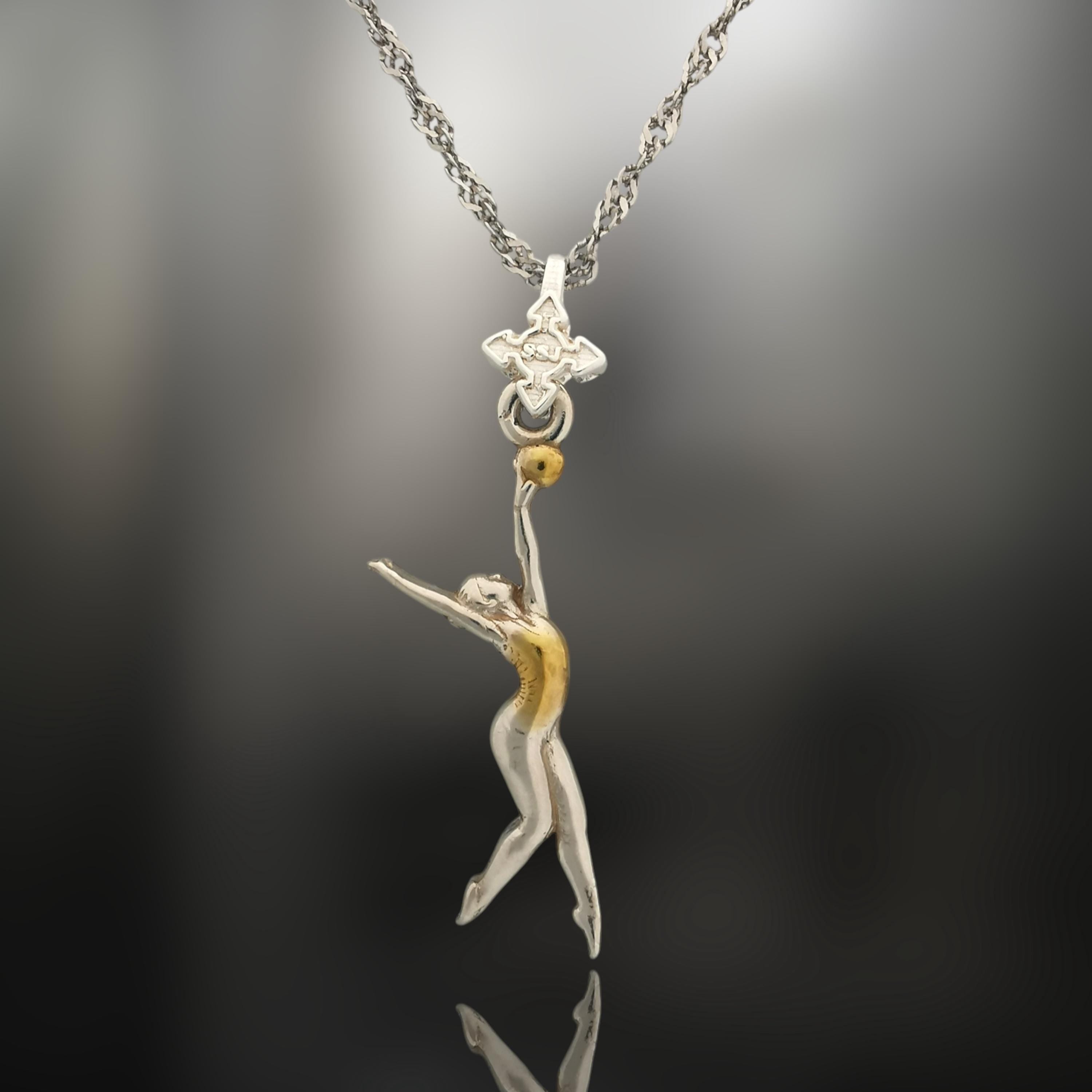 Художествена гимнастика (съчетание с топка) – Дамски спортен медальон от сребро 925 с частично позлатено покритие – Ръчно изработено спортно бижу – Идеален подарък за жена, фенка на художествената гимнастика – SSJ