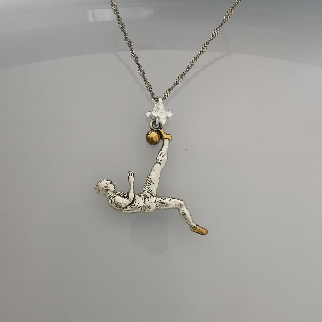 Футболист (задна ножица) – Мъжки спортен медальон от сребро 925 с винтидж покритие – Ръчно изработено спортно бижу – Идеален подарък за мъж, фен на футбола – SSJ