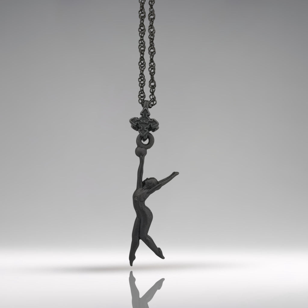 Художествена гимнастика (съчетание с топка) – Дамски спортен медальон от сребро 925 с оксидирано покритие – Ръчно изработено спортно бижу – Идеален подарък за жена, фенка на художествената гимнастика – SSJ