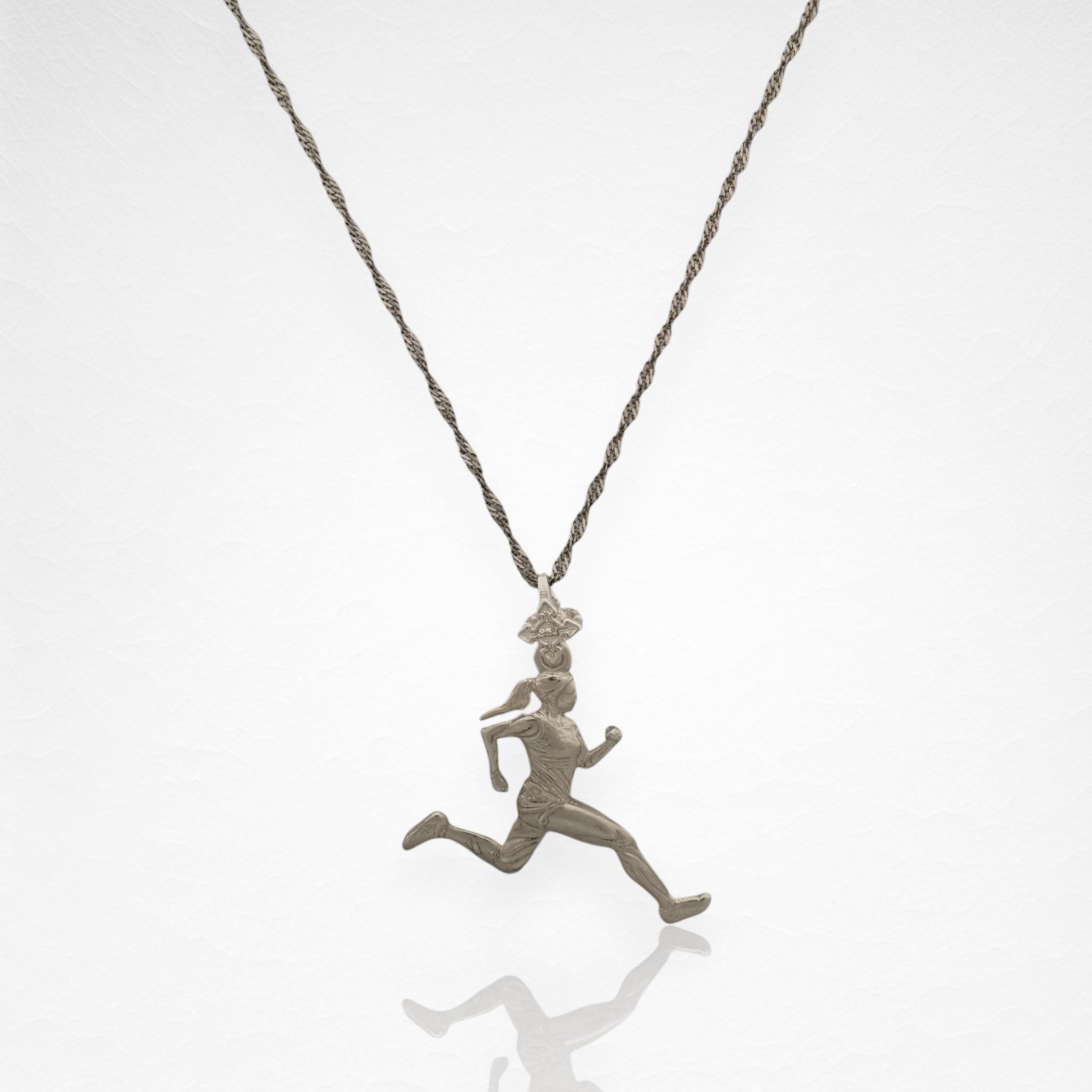 Атлетка – Женски спортен медальон за бегачки, спринтьорки и маратонки от сребро 925 – Ръчно изработено бижу талисман за лекоатлетки – SSJ