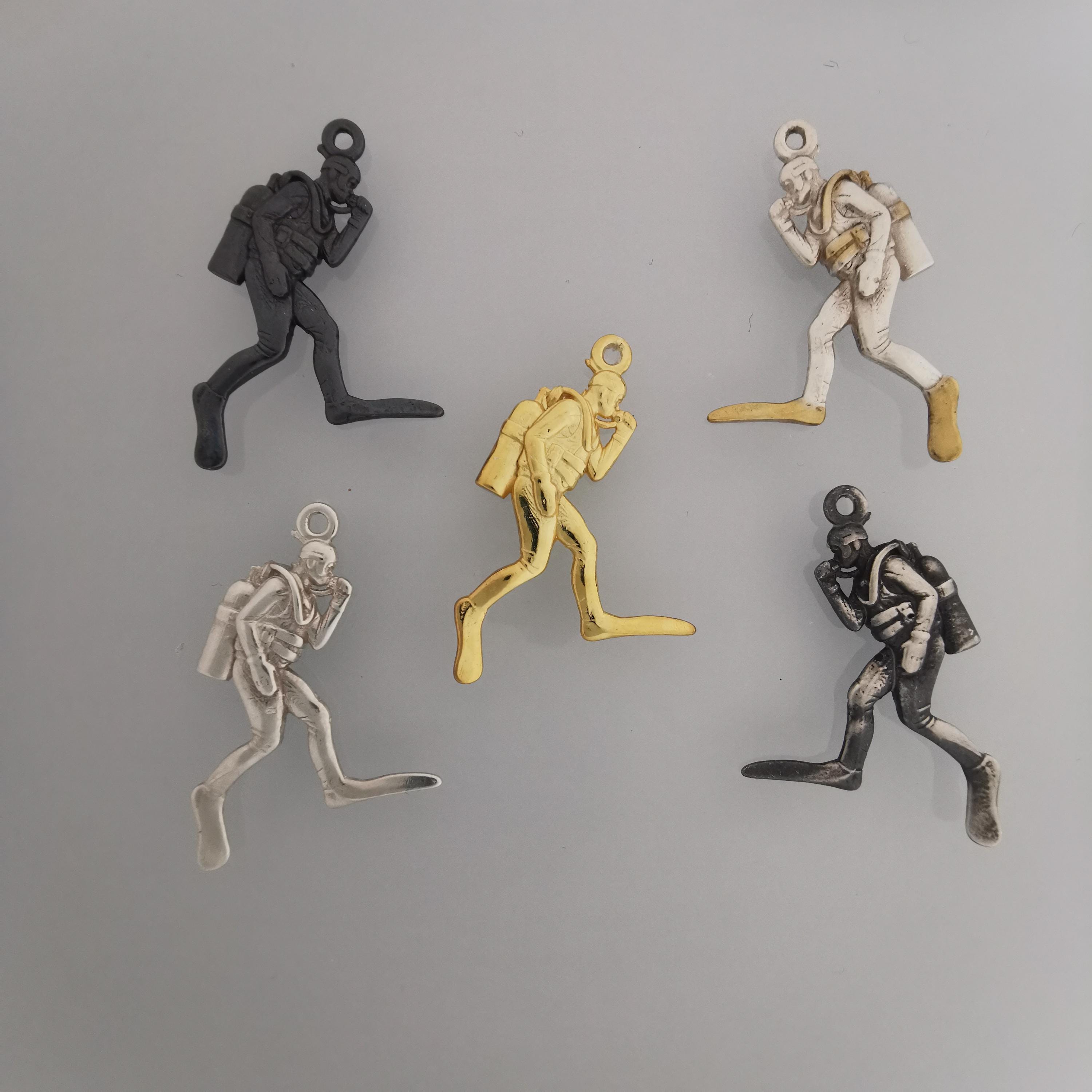 Гмуркач – Мъжки медальон Водолаз от сребро 925 с позлатено покритие – Ръчно изработено бижу Дайвинг за любители на морето и подводните спортове – SSJ