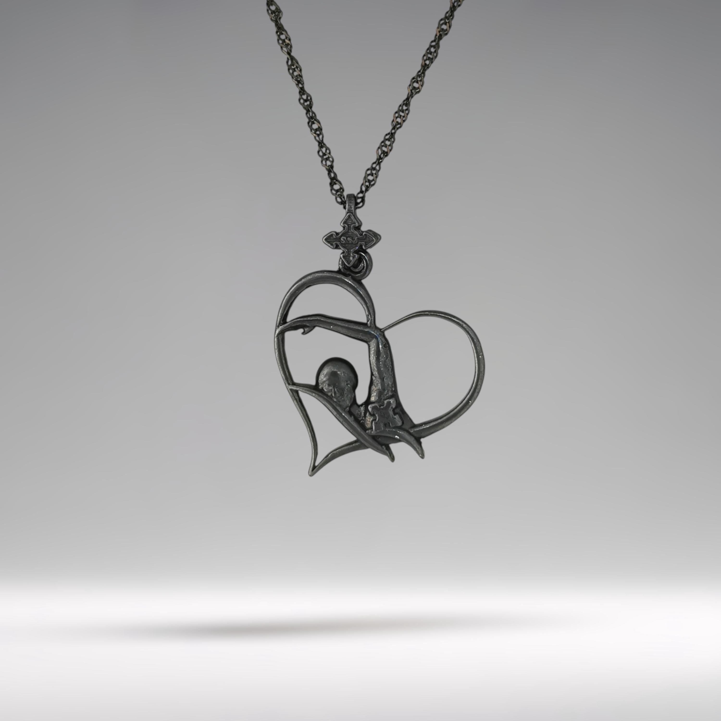 Любов към плуването – Дамски спортен медальон от сребро 925 с оксидирано покритие – Ръчно изработено спортно бижу – Идеален подарък за жена, фенка на плуването – SSJ