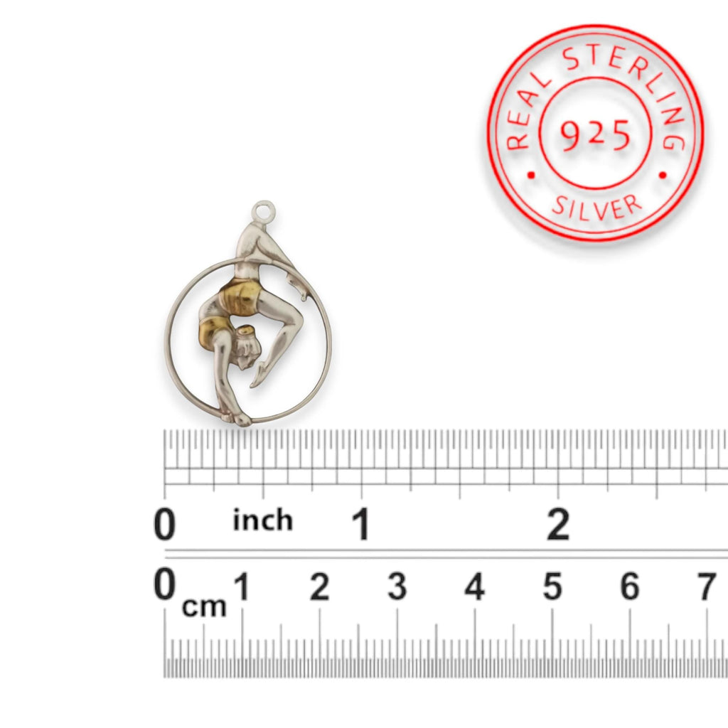 Въздушна акробатика – Женски спортен медальон от сребро 925 с частично позлатено покритие – Ръчно изработено бижу талисман за гимнастички и артистки – Идеален подарък за спортист, треньор или фен – SSJ