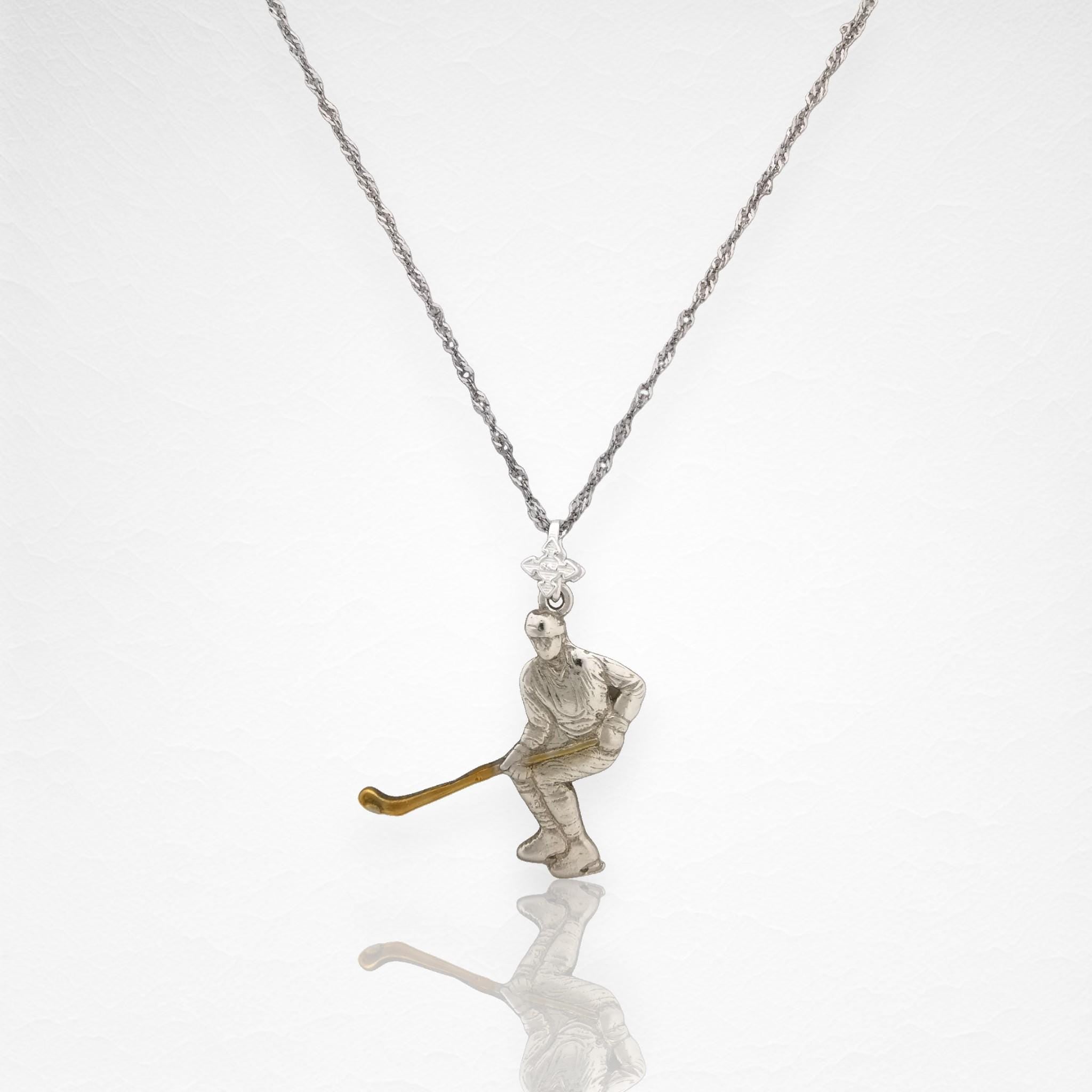 Хокеист – Мъжки спортен медальон от сребро 925 с частично позлатено покритие – Ръчно изработено спортно бижу – Идеален подарък за мъж, фен на хокея – SSJ