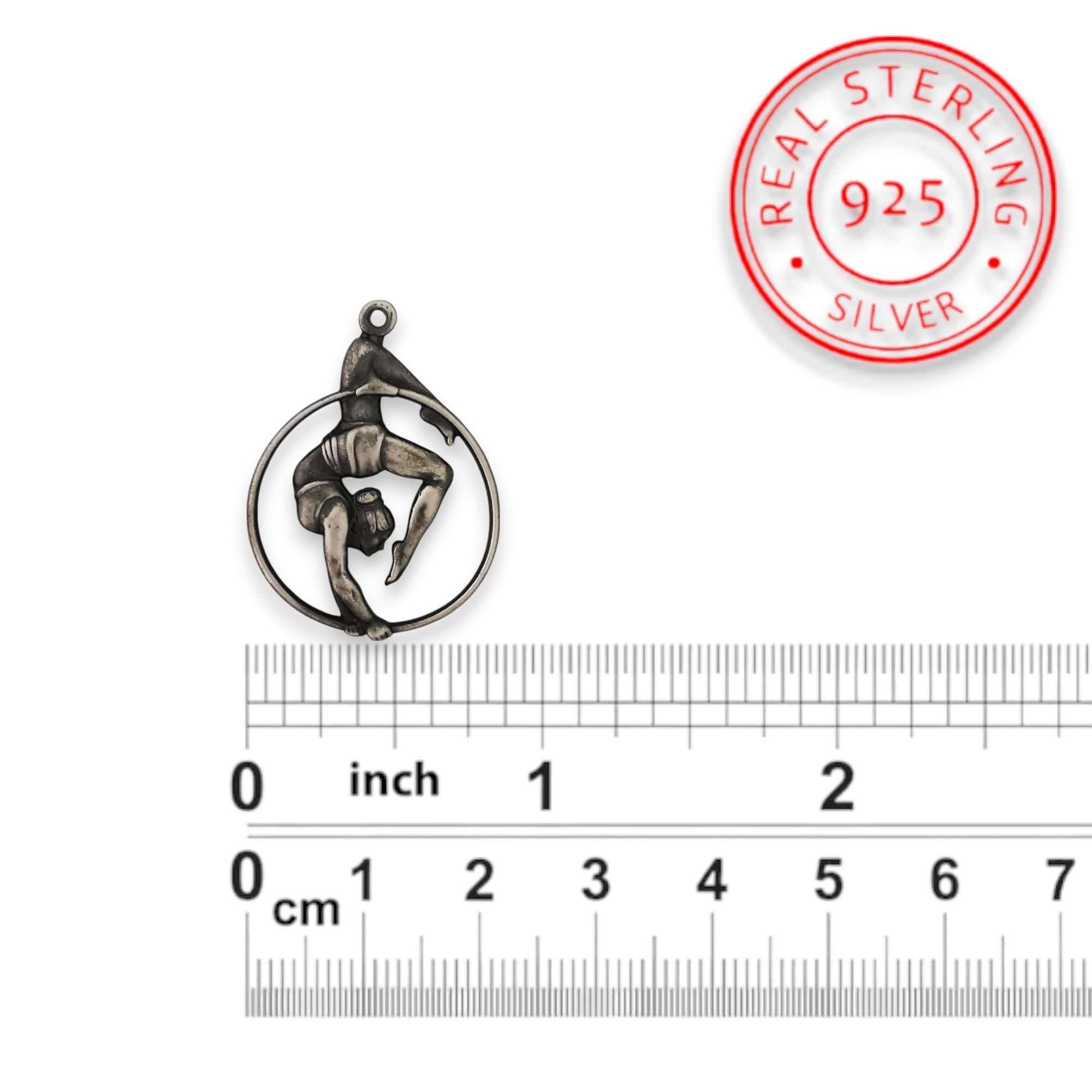 Въздушна акробатика – Женски спортен медальон от сребро 925 с винтидж покритие – Ръчно изработено бижу талисман за гимнастички и артистки – Идеален подарък за спортист, треньор или фен – SSJ