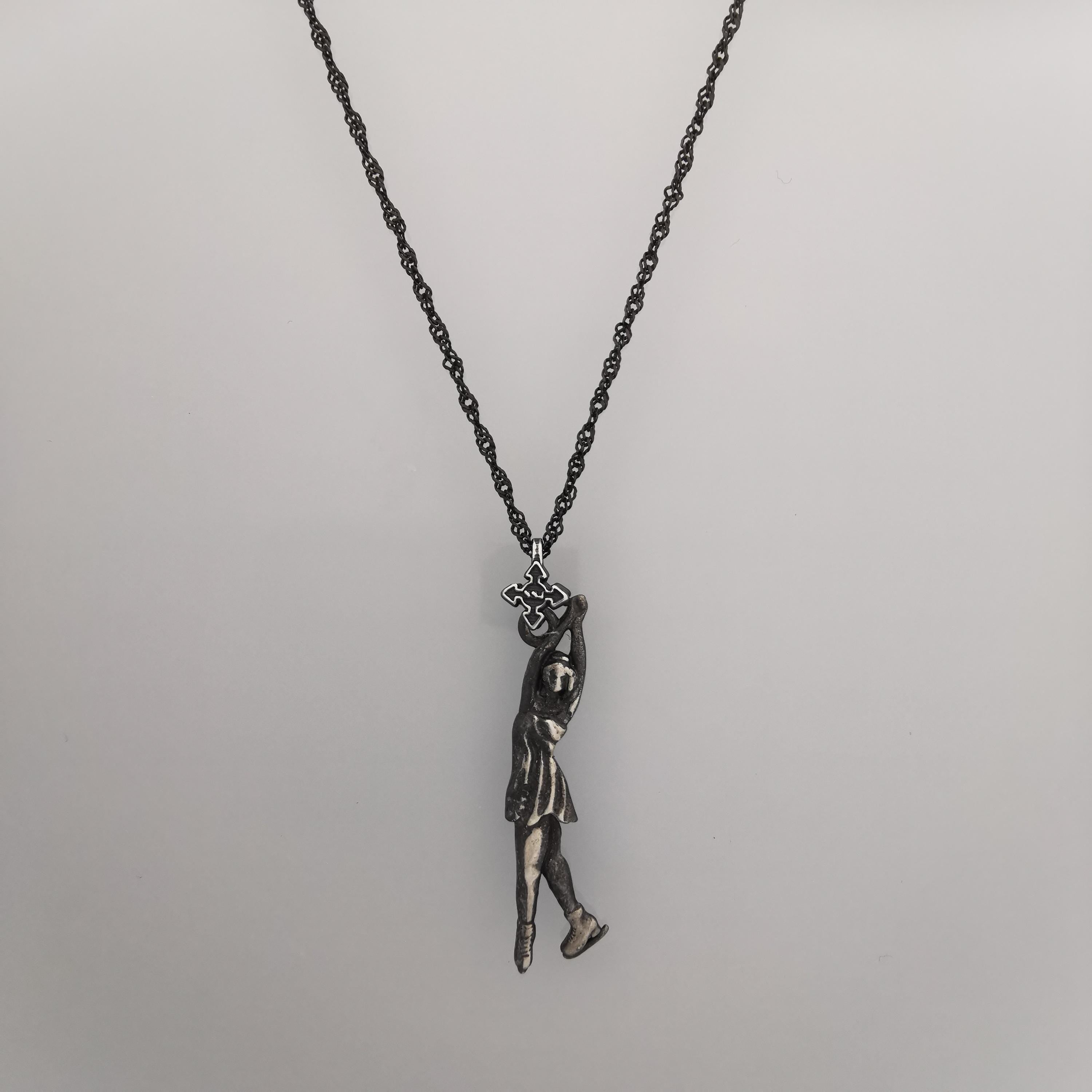 Фигурно пързаляне – Дамски спортен медальон от сребро 925 с винтидж покритие – Ръчно изработено спортно бижу – Идеален подарък за жена, фенка на фигурното пързаляне – SSJ