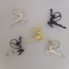 Художествена гимнастика (съчетание с лента) – Дамски спортен медальон от сребро 925 с оксидирано покритие – Ръчно изработено спортно бижу – Идеален подарък за жена, фенка на художествената гимнастика – SSJ