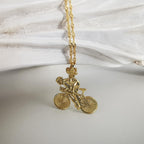 Колоездач – Велосипедист – Мъжки спортен медальон с позлатено покритие – Сребро 925 – Ръчно изработено бижу за любители на колоезденето – SSJ