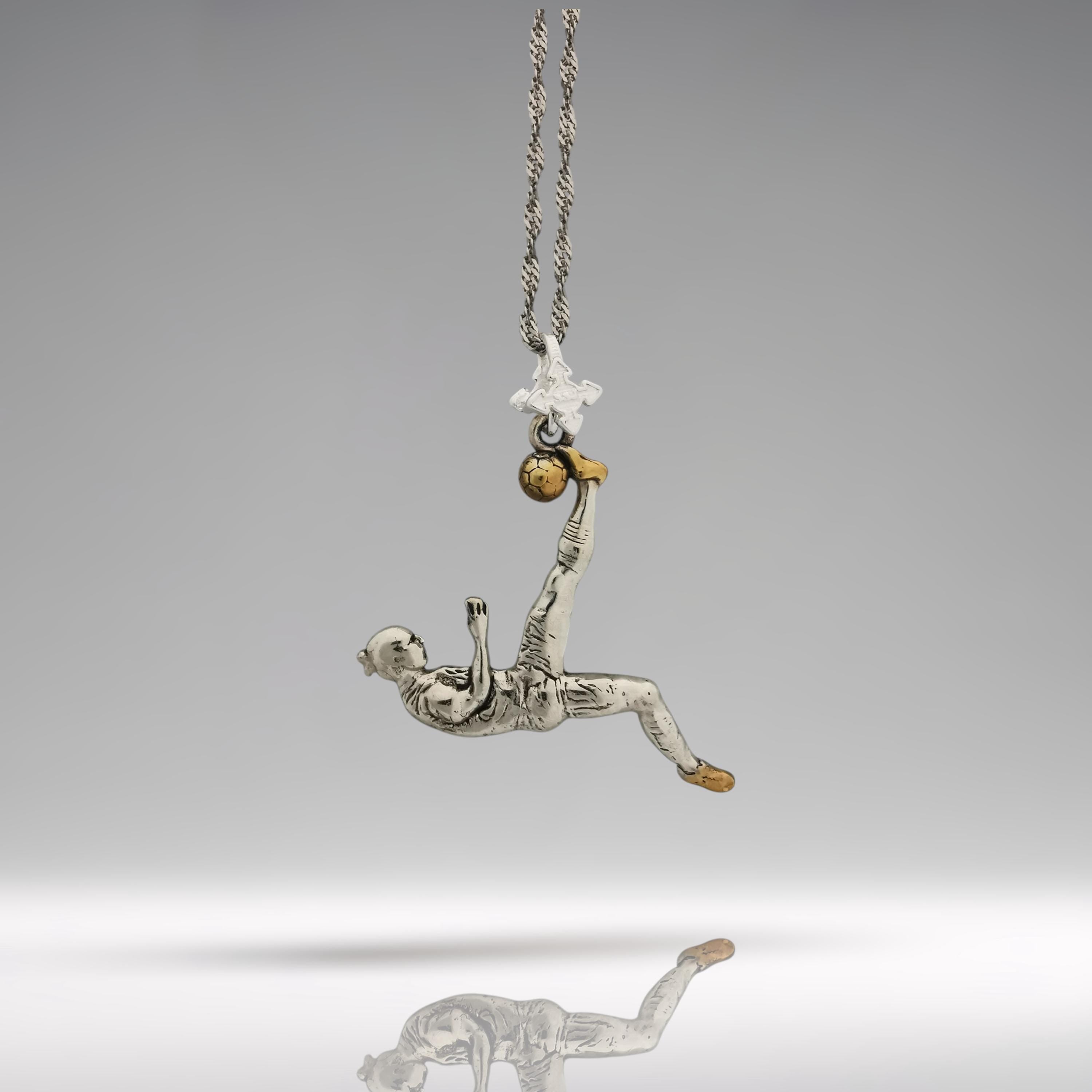 Футболист (задна ножица) – Мъжки спортен медальон от сребро 925 с винтидж покритие – Ръчно изработено спортно бижу – Идеален подарък за мъж, фен на футбола – SSJ