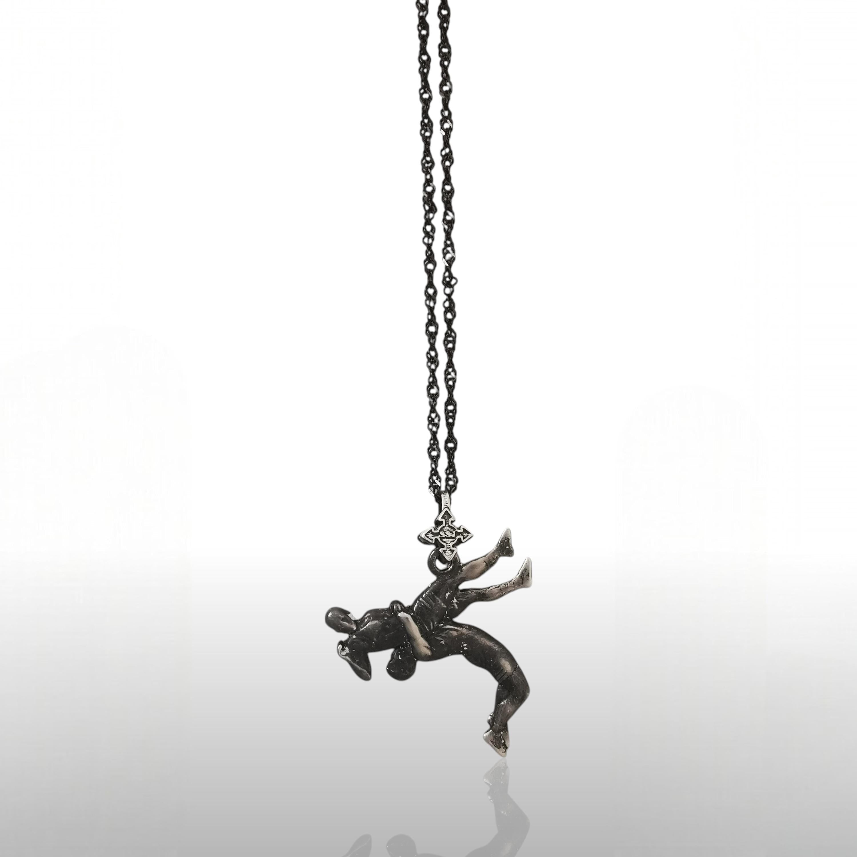 Борец – Мъжки спортен медальон за борба от сребро 925 с винтидж покритие – Ръчно изработено бижу талисман за спортисти, треньори и фенове на бойните изкуства – SSJ